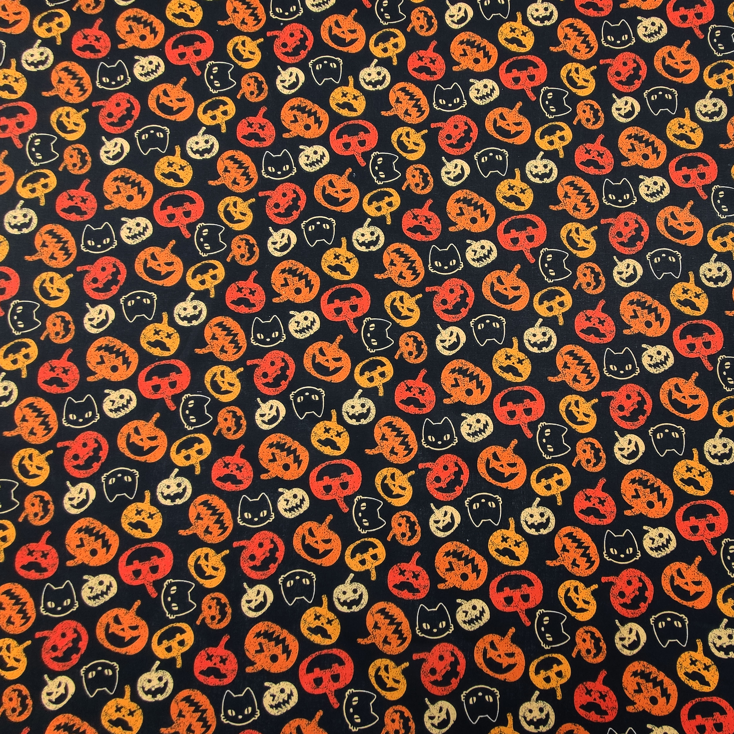 Halloween-Kürbisse und Katzen aus Baumwollstoff