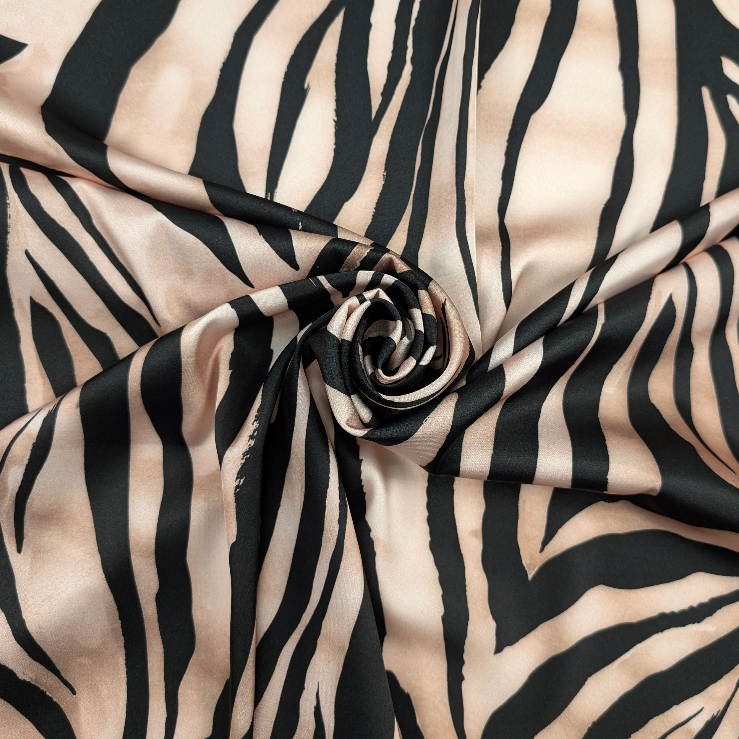 Satin Set High Fashion Zebra Patterned Powder and Black Image