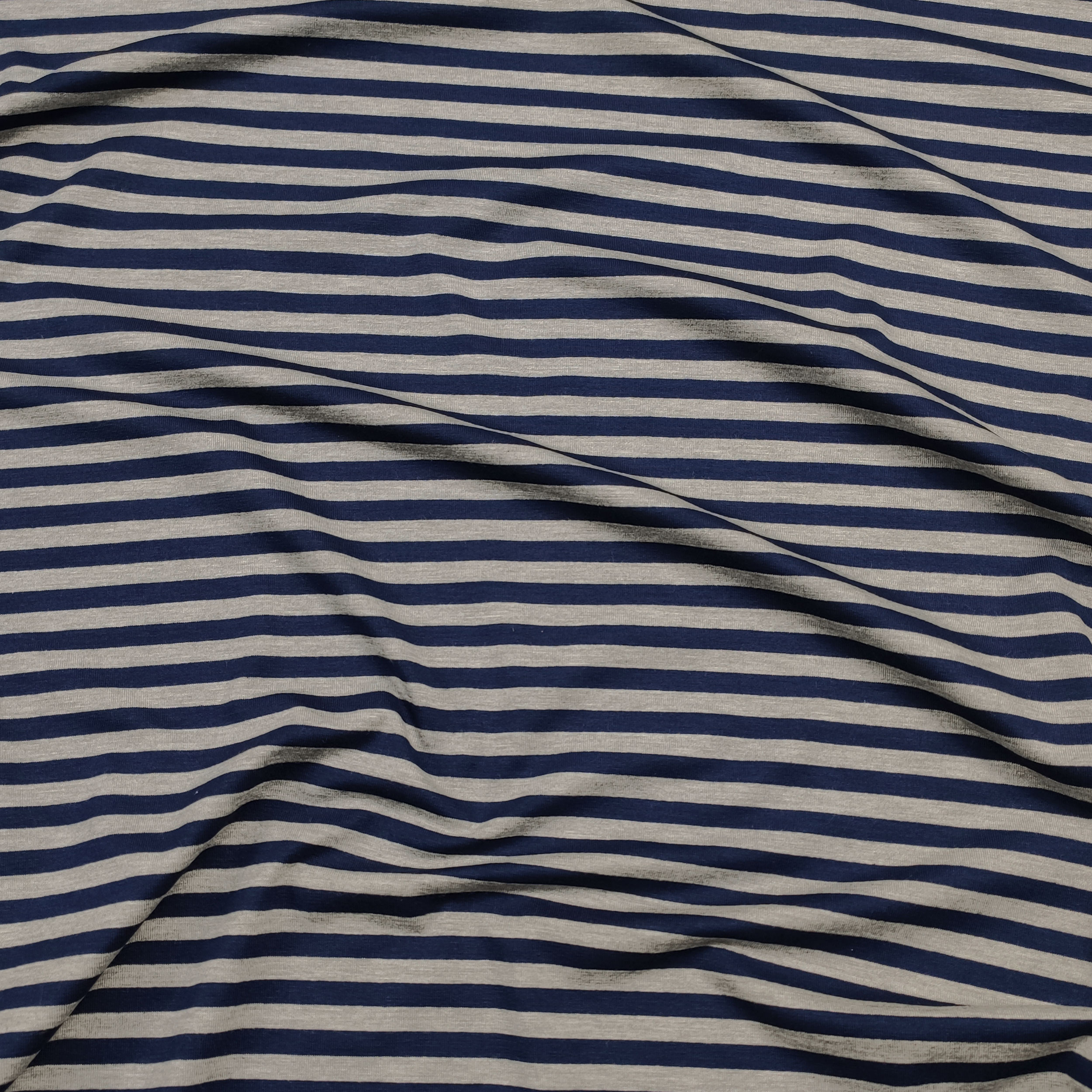 Blau und grau gestreiftes Jersey