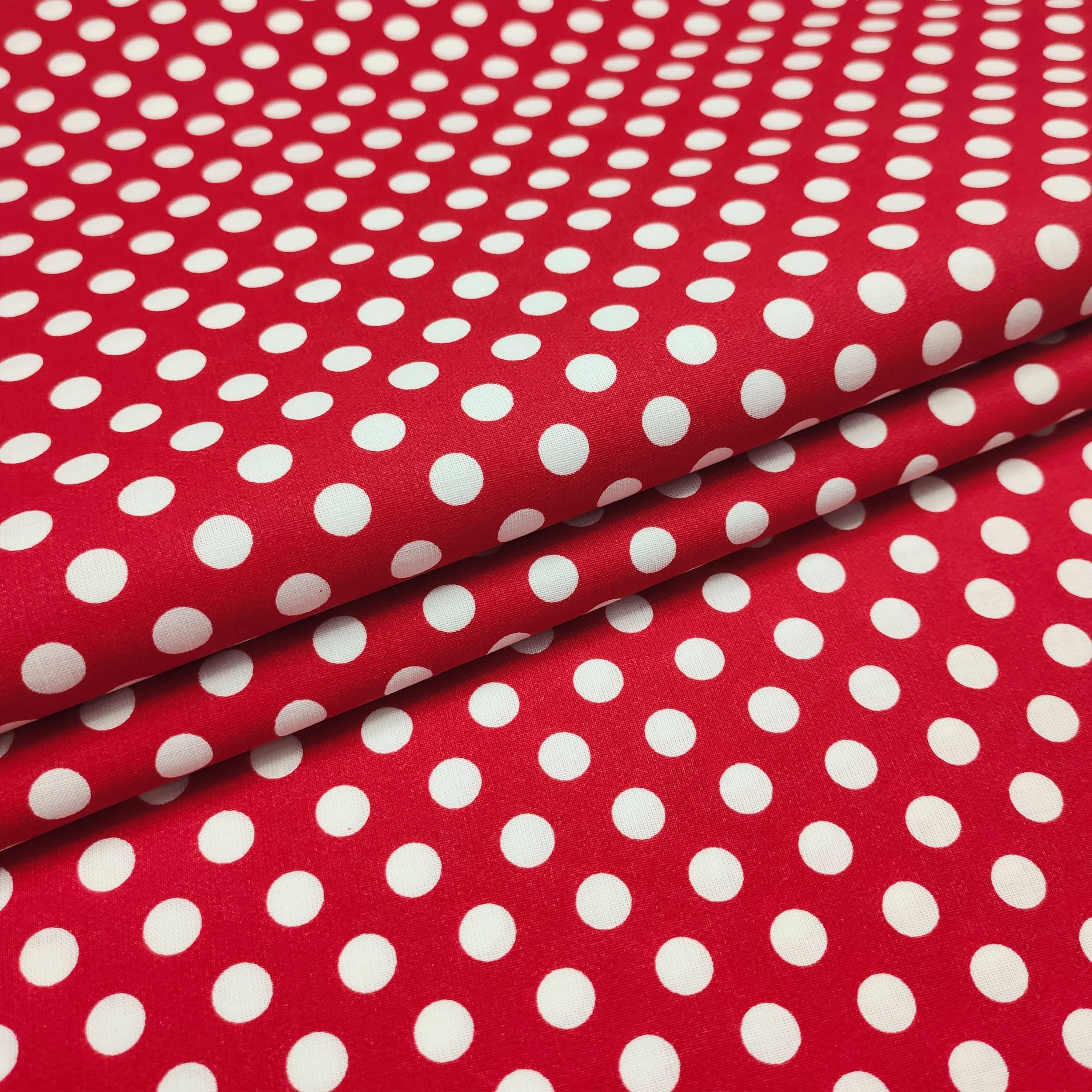 Roter Baumwollstoff mit großen Polka Dots