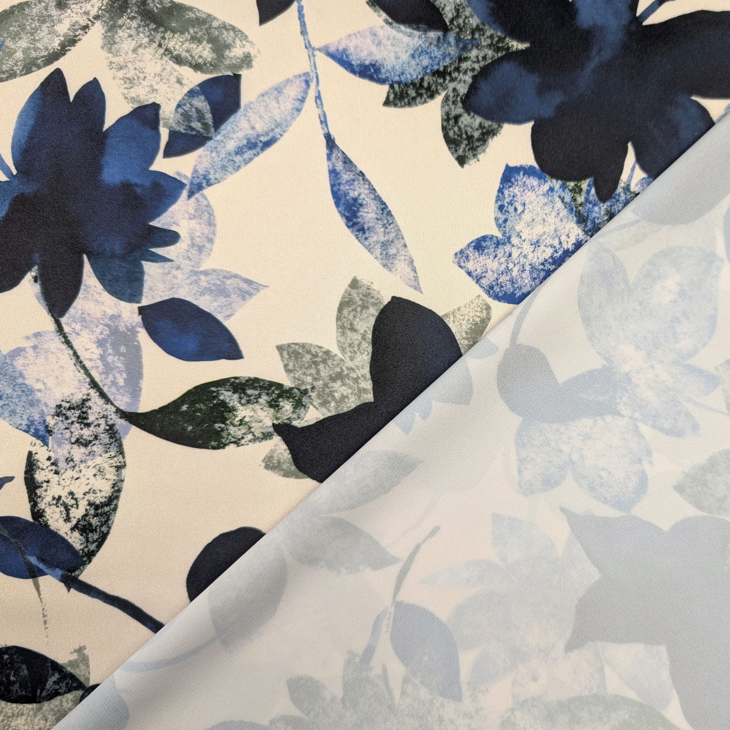 Ensemble de satin haute couture fleurs bleues Image