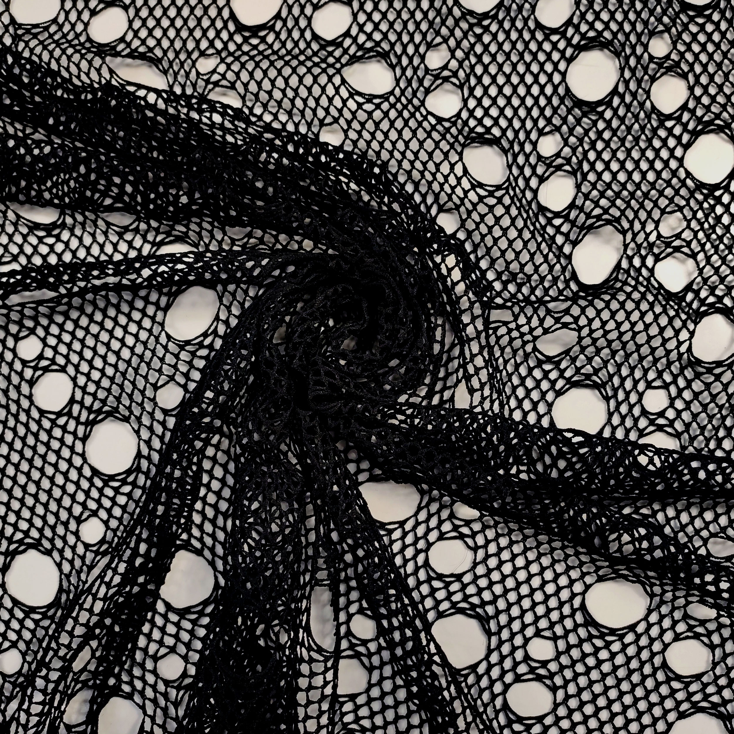 Schwarzer Mesh-Stoff mit Rissen