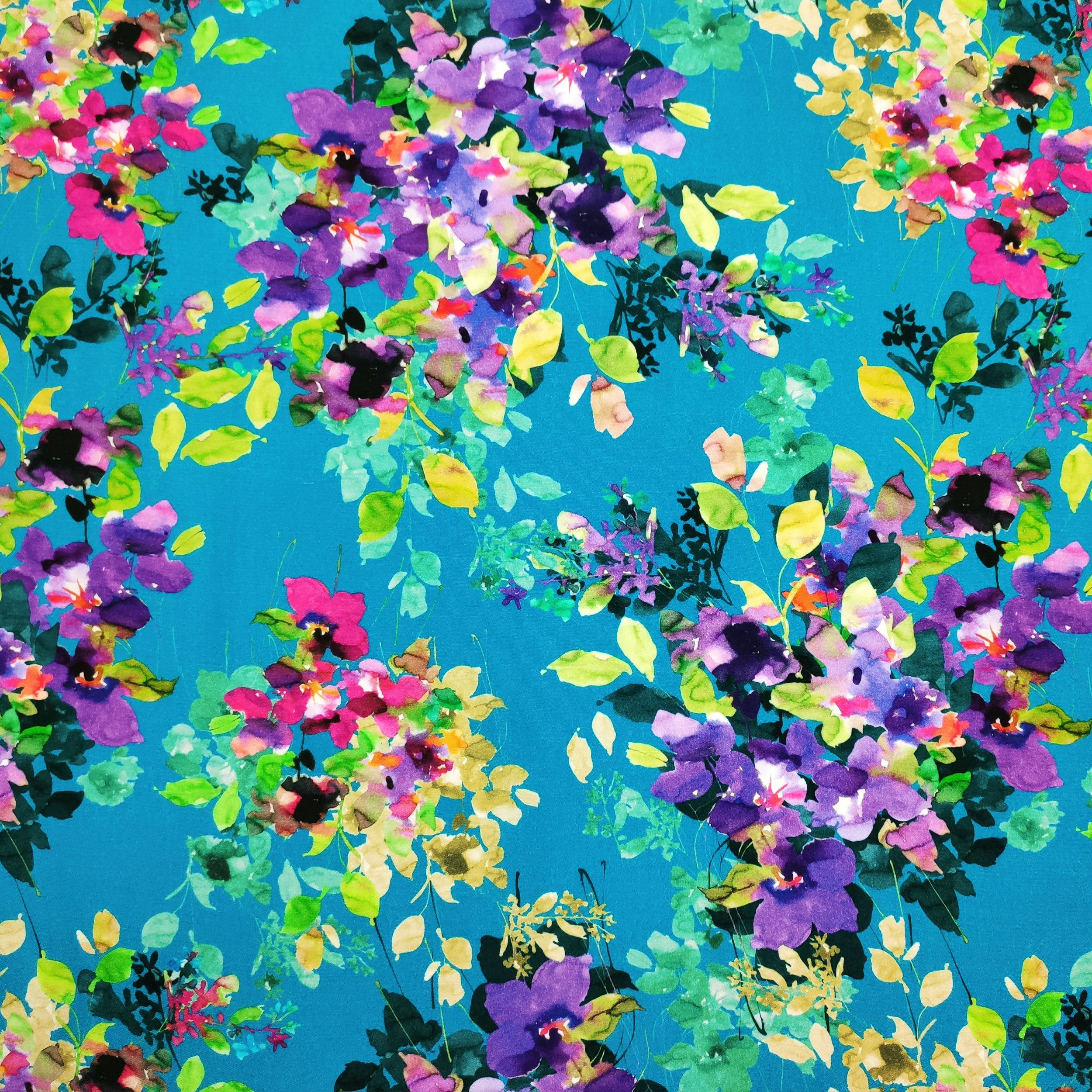 Mezcla de flores de seda de colores Fondo turquesa