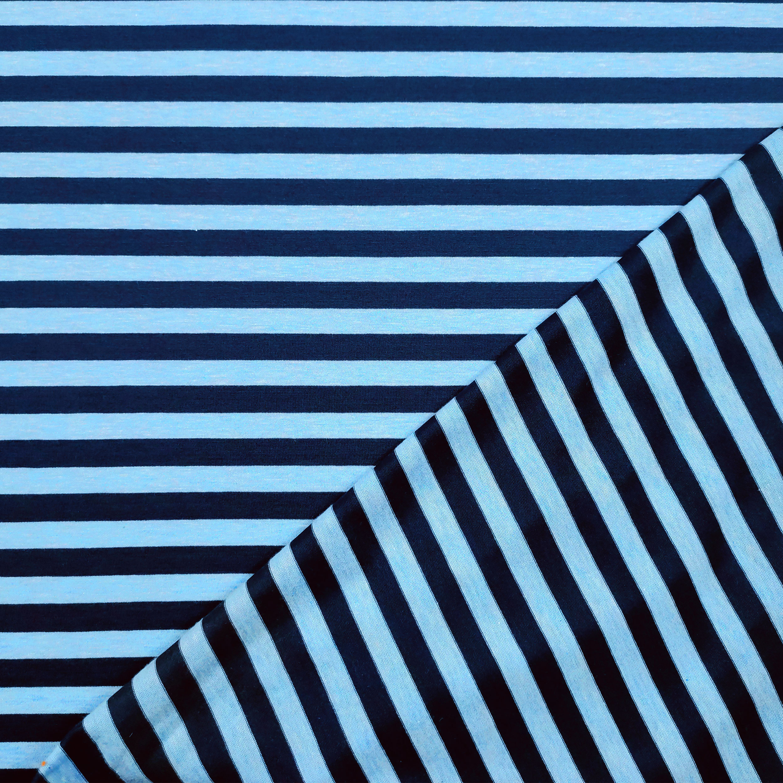 Blau und blau gestreifter Baumwolljersey