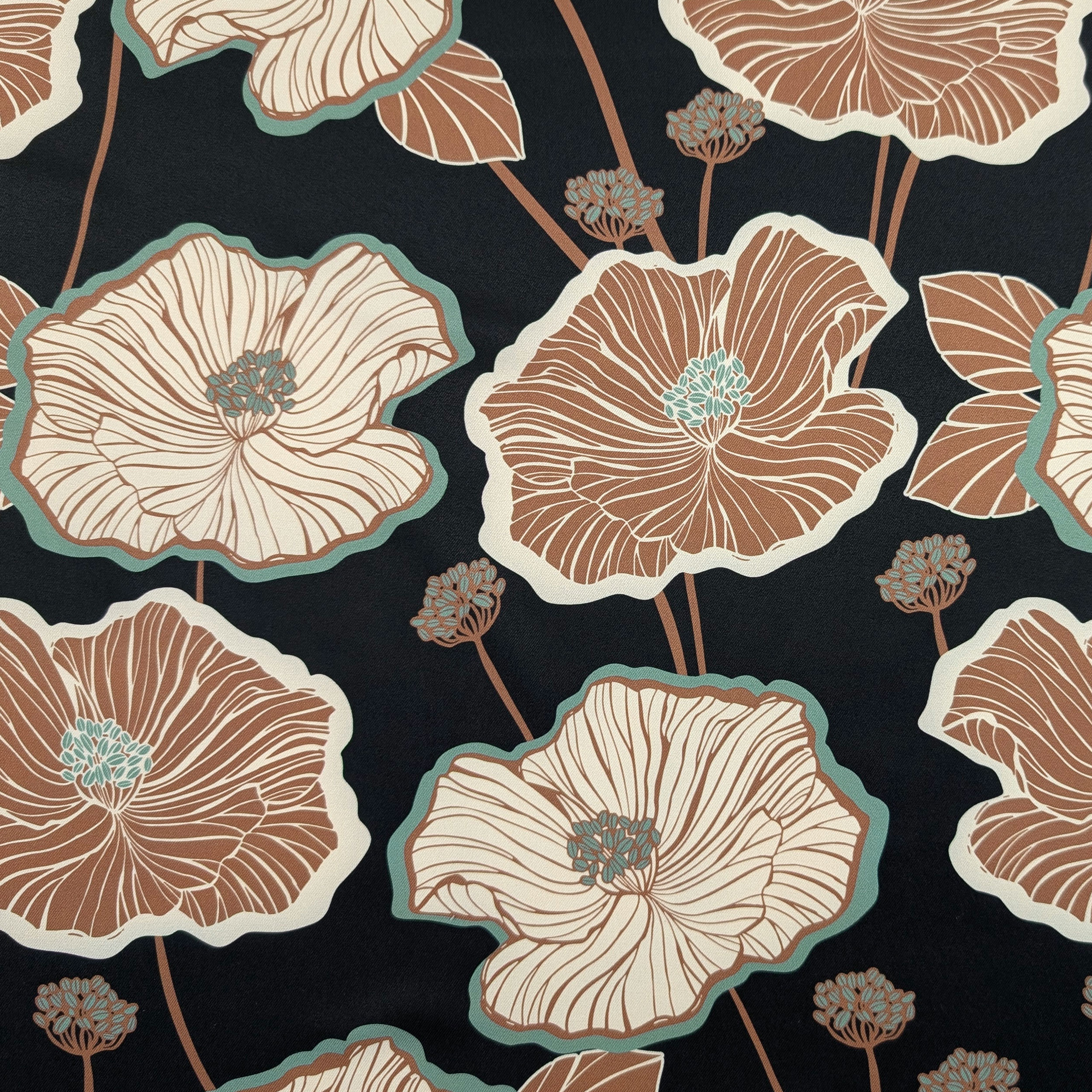 Rasettto mit braunen und cremefarbenen Blumen auf schwarzem Hintergrund Image