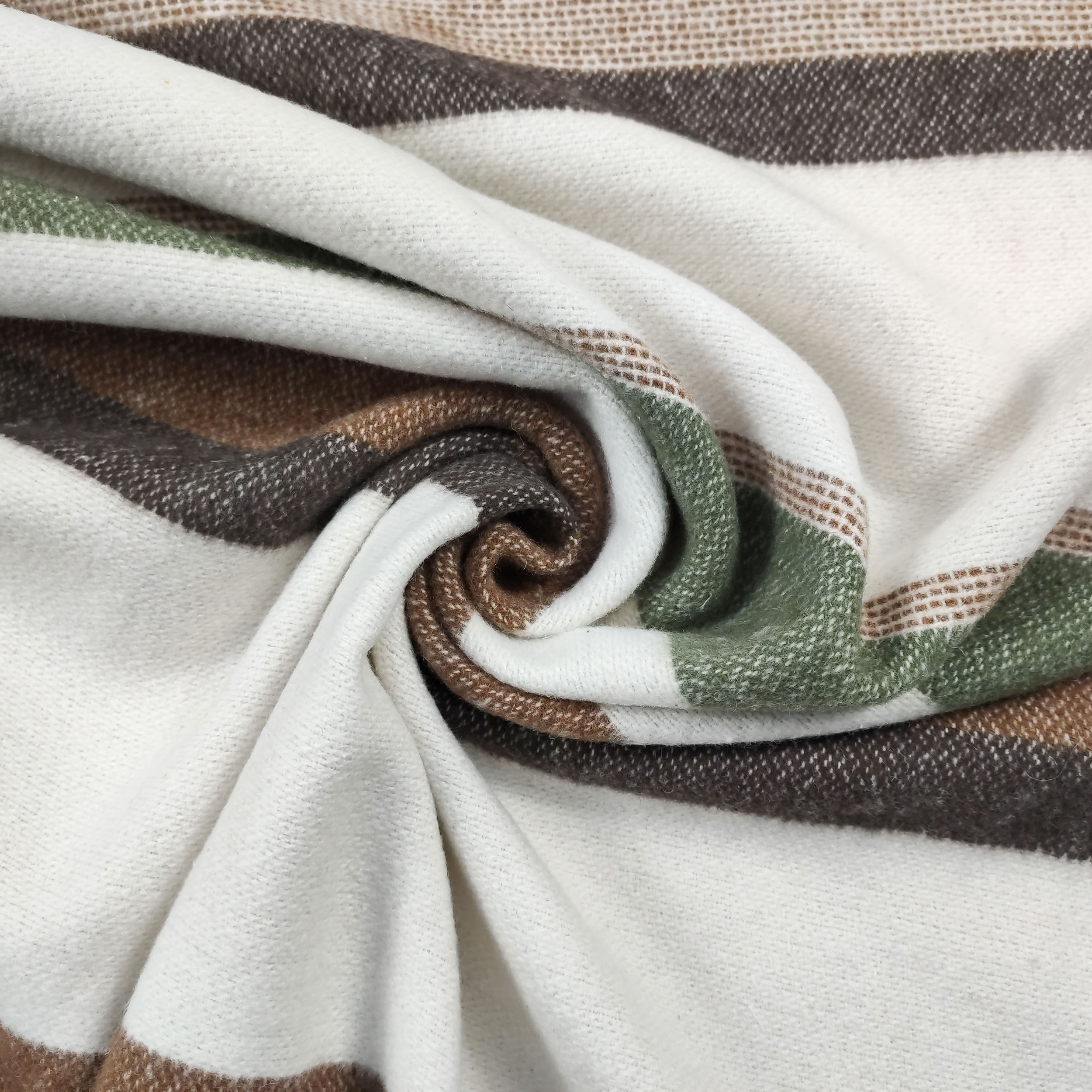 Pull crème épais à rayures colorées