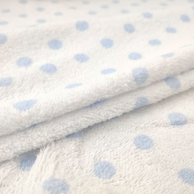 Tela esponja estampada de lunares azul claro