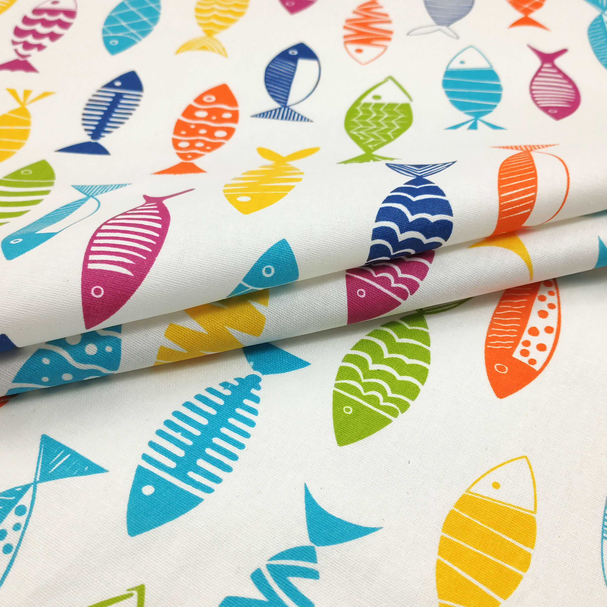 Nappe en résine de tissu découpé avec poissons colorés 200x140 cm Image
