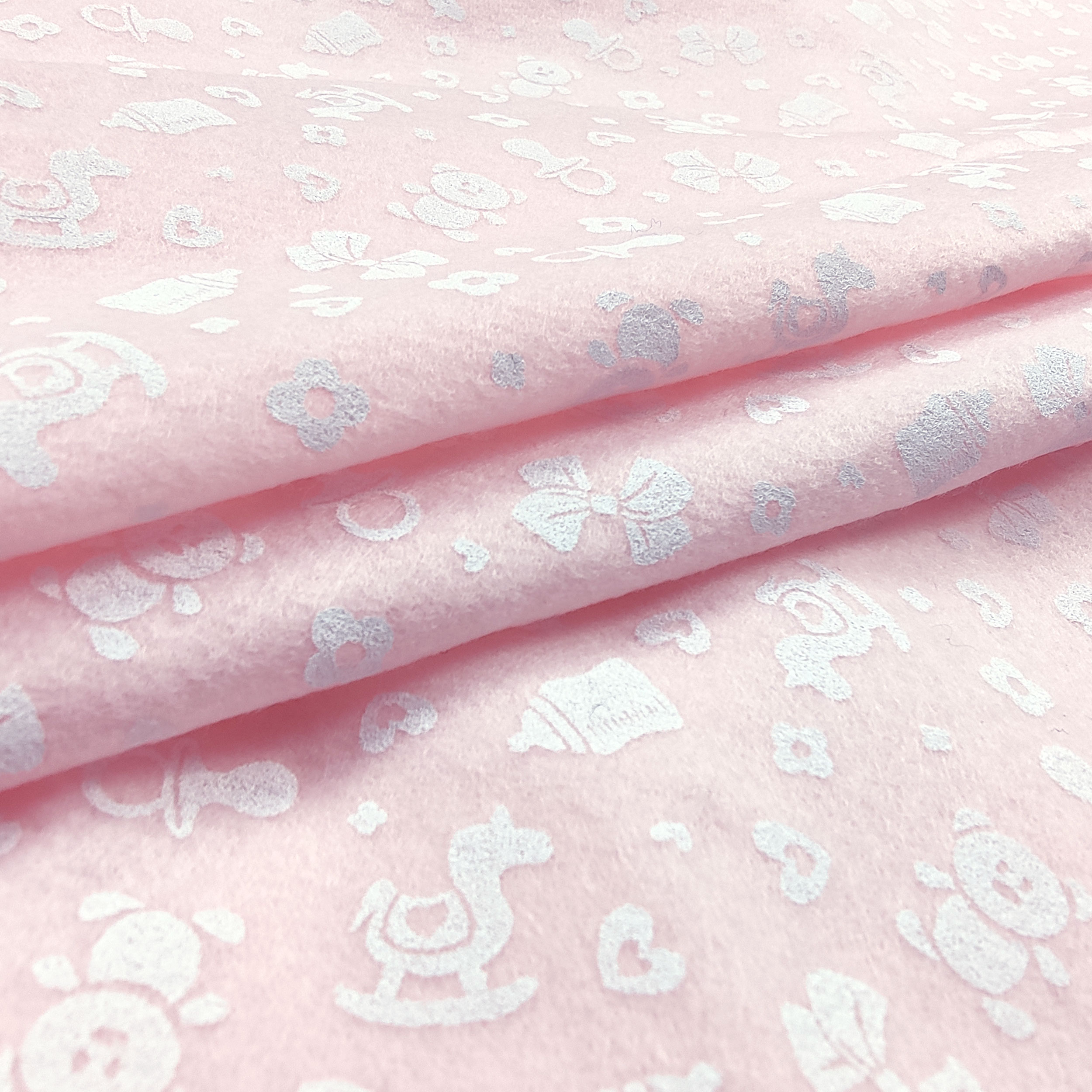 Pannolenci Fond rose Jouets blancs