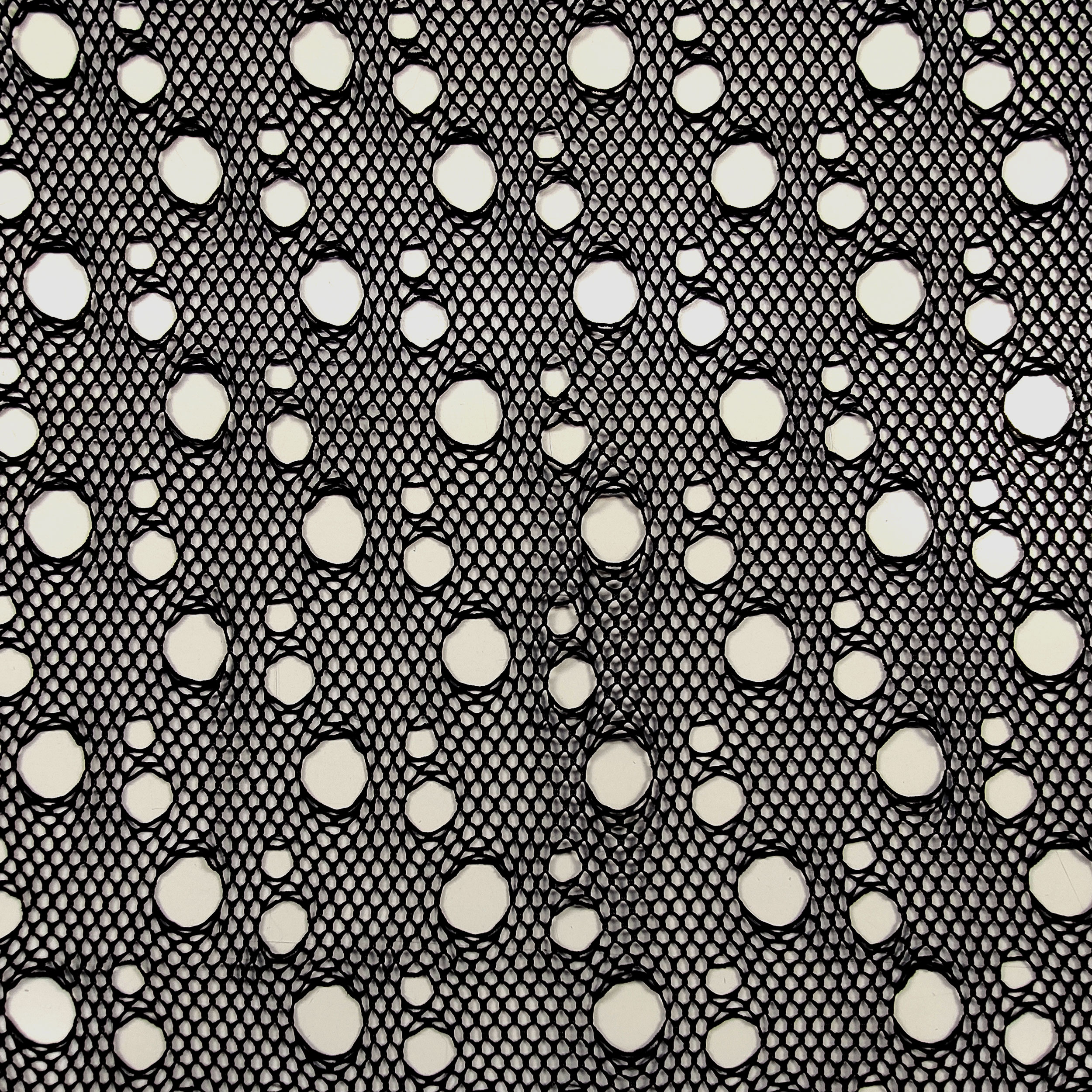 Schwarzer Mesh-Stoff mit Rissen
