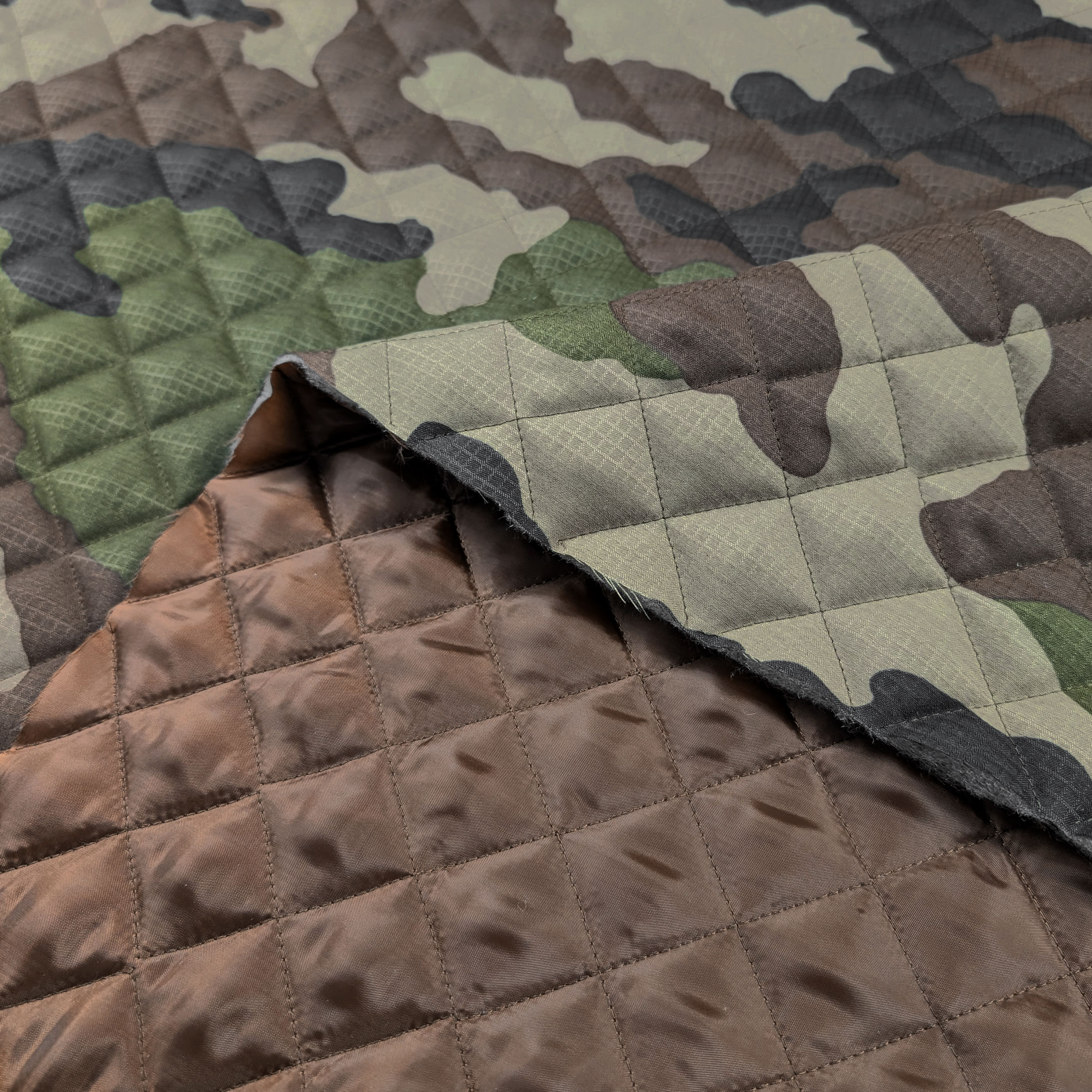 Tejido acolchado con estampado de camuflaje Image