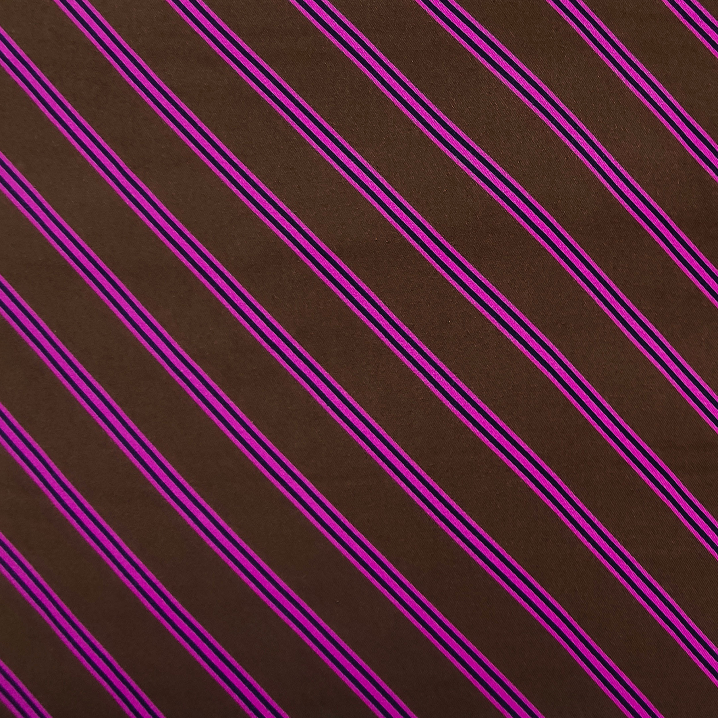 Algodón Líneas Oblicuas Fuxia Fondo Marrón