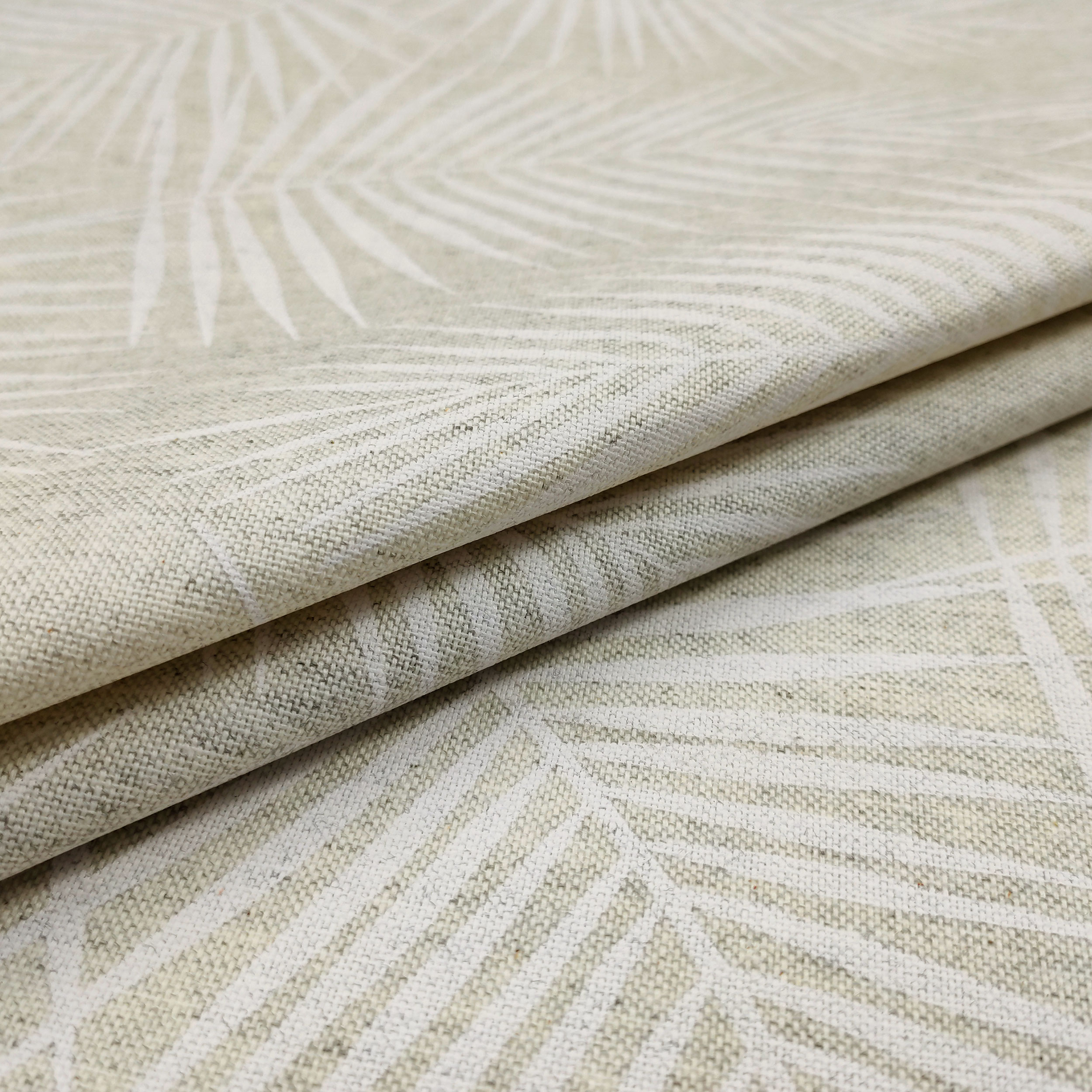 Cut-out Fabric Resin Tablecloth with White Leaves 180x140 cm Image