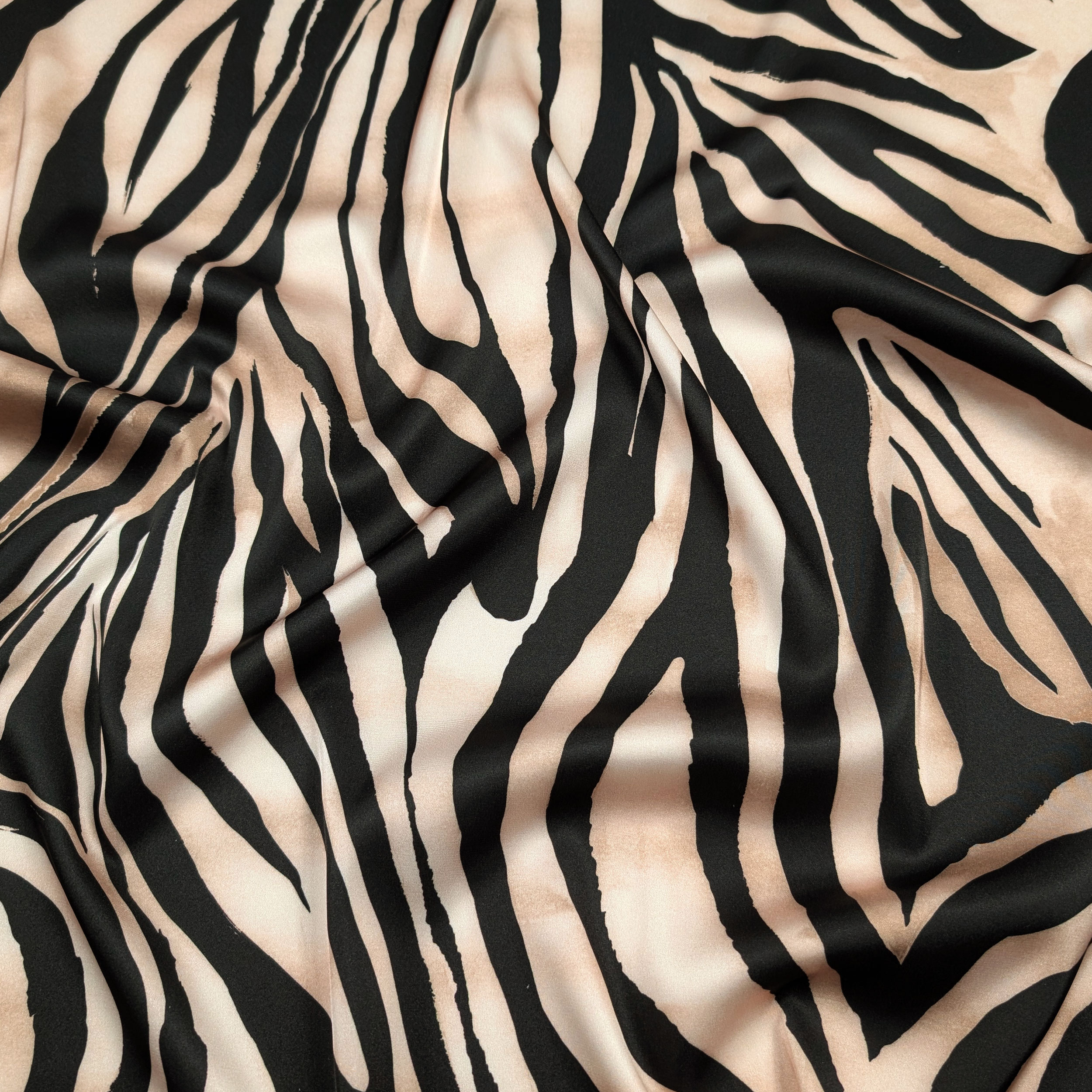Satin Set High Fashion Zebra Patterned Powder and Black Image