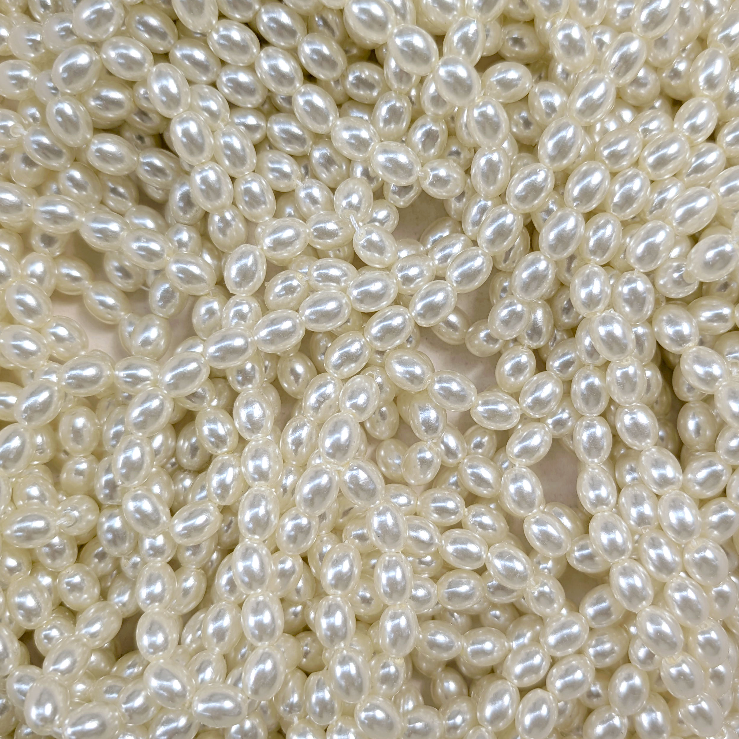 Perlenkette aus Perlmuttperlen 0,7x0,9 cm Image