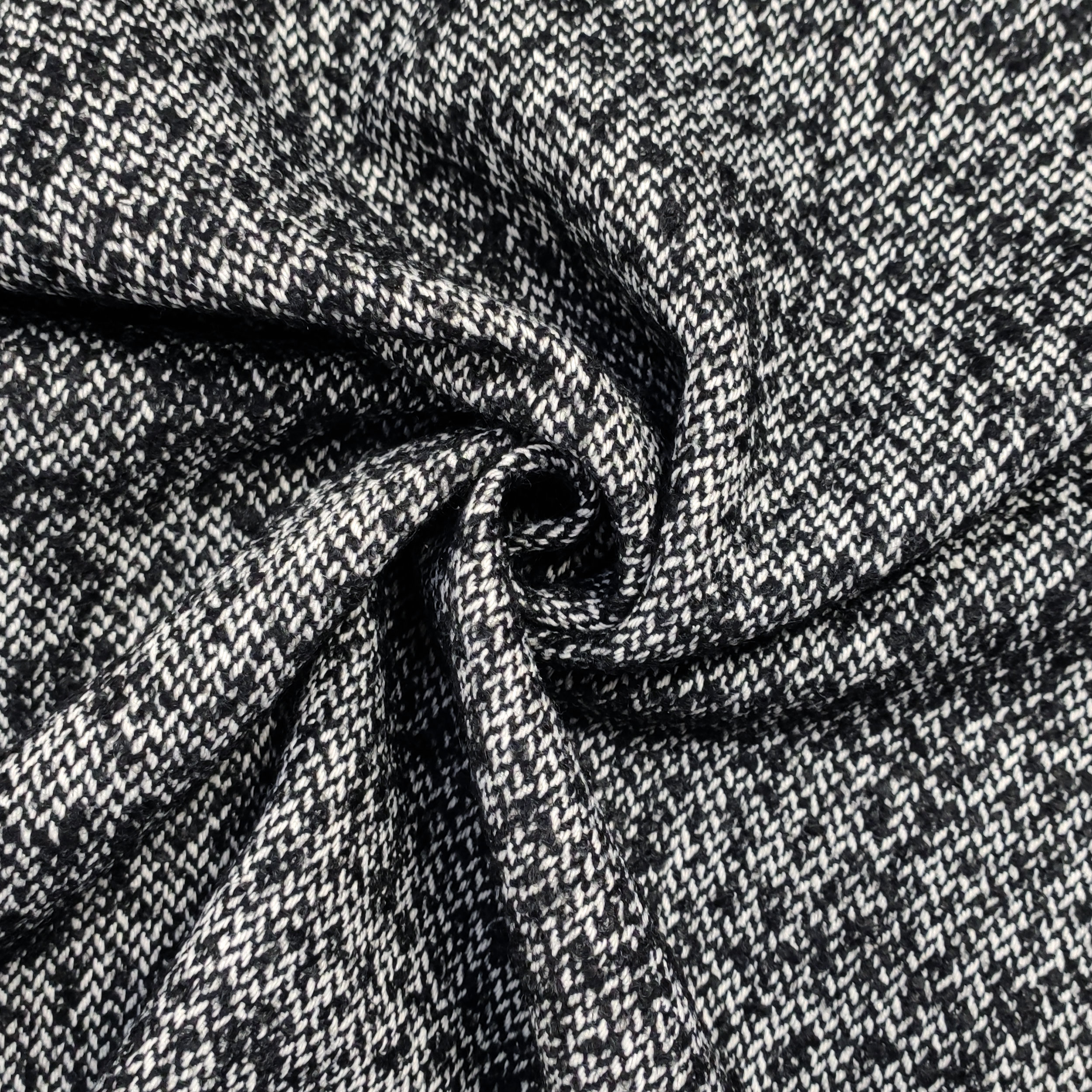 Manteau à chevrons noir et blanc