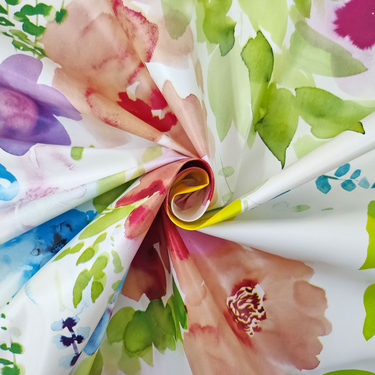 Nappe laminée découpée Fleurs peintes 120x140 cm Image