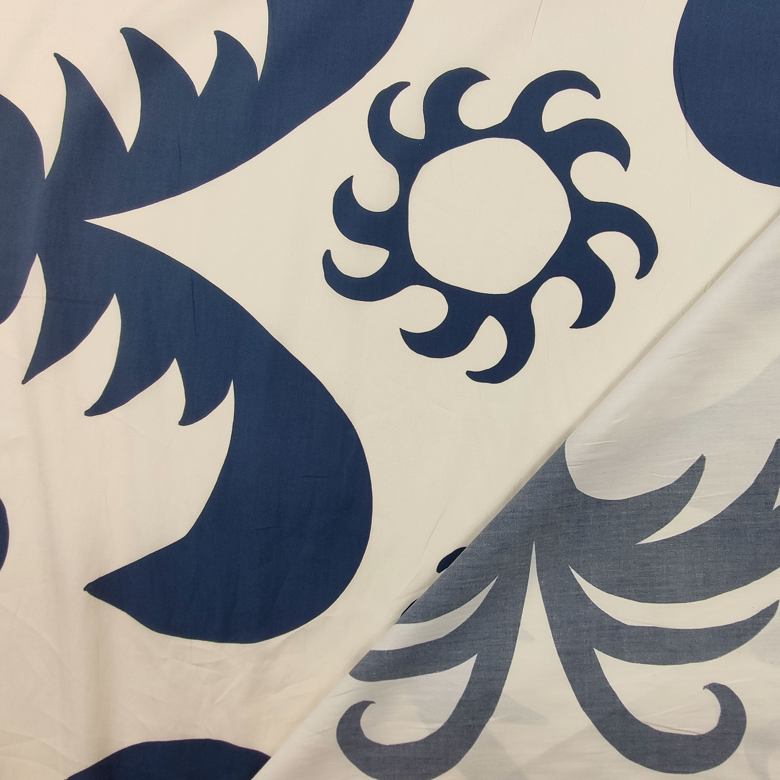Satin de coton Palmiers fantastiques et soleils bleus