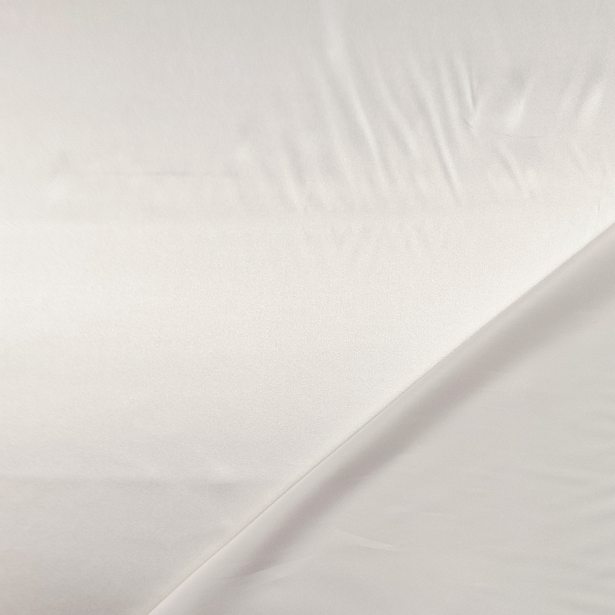 Tissu extensible en satin de soie blanc Image