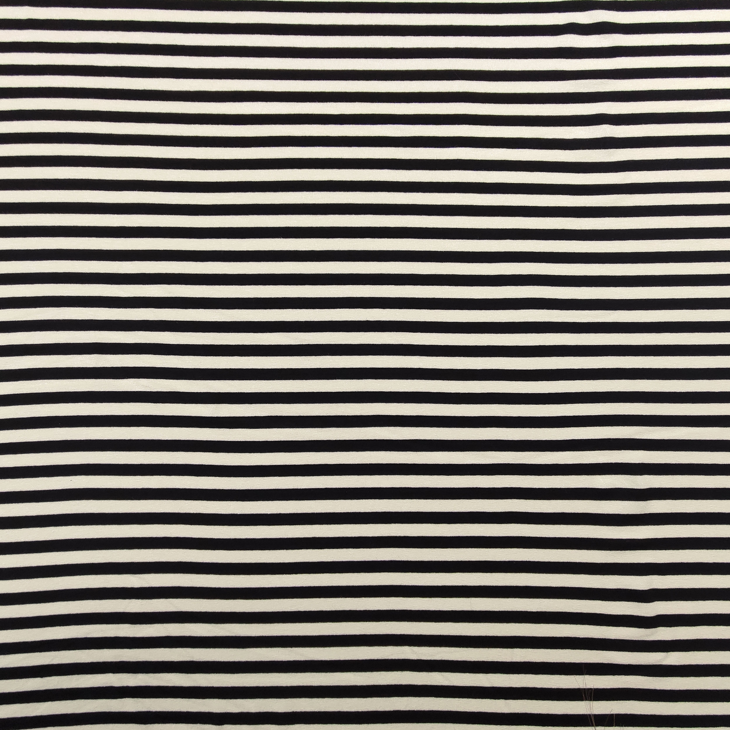 Bi-elastisches schwarz-creme gestreiftes Jersey