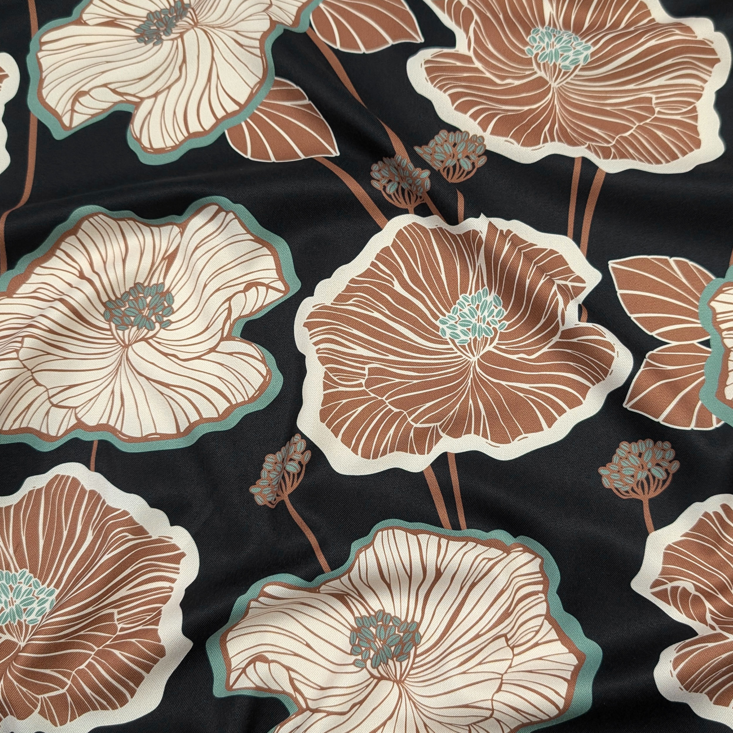 Rasettto mit braunen und cremefarbenen Blumen auf schwarzem Hintergrund Image