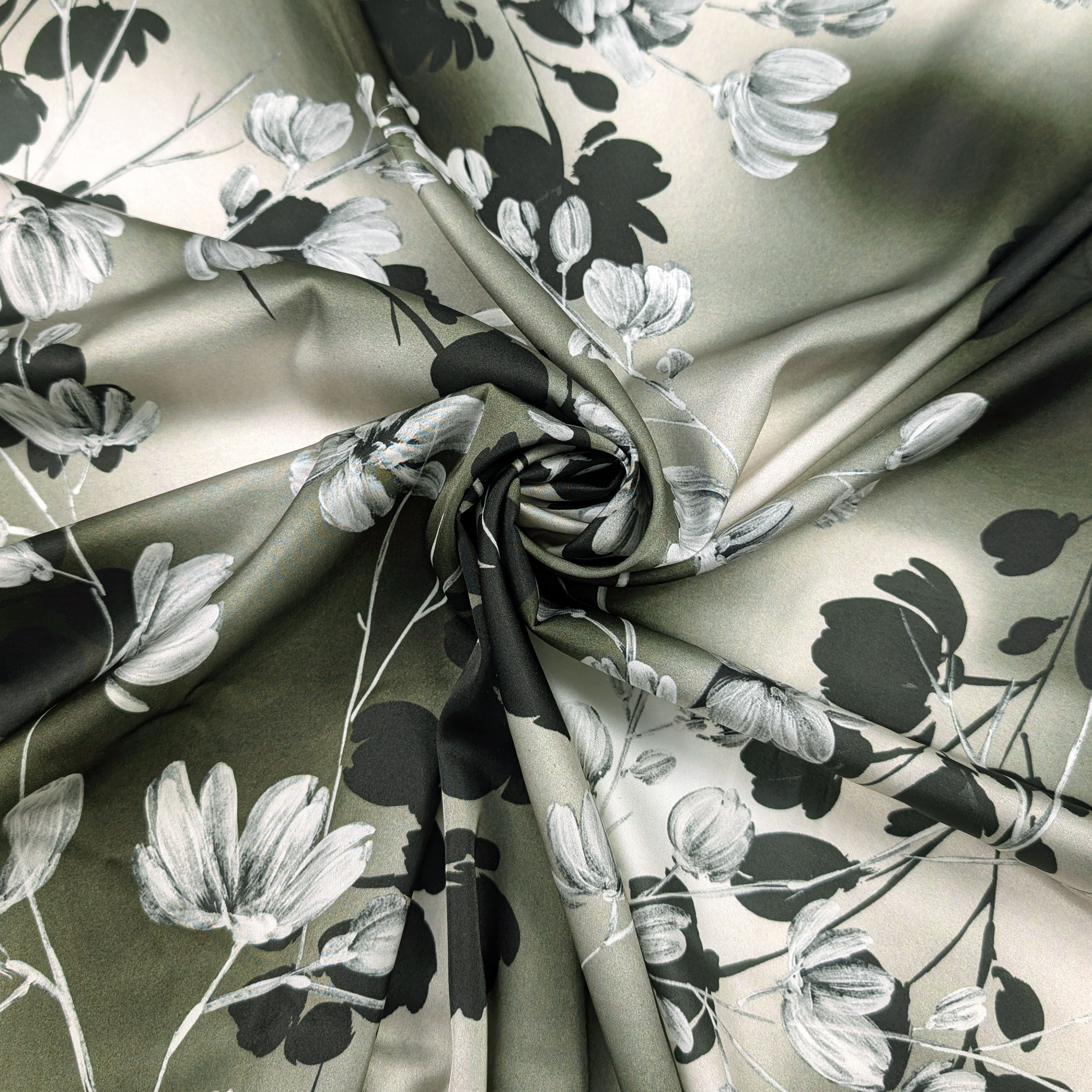 Ensemble de satin haute couture avec fleurs en arrière-plan vert olive Image