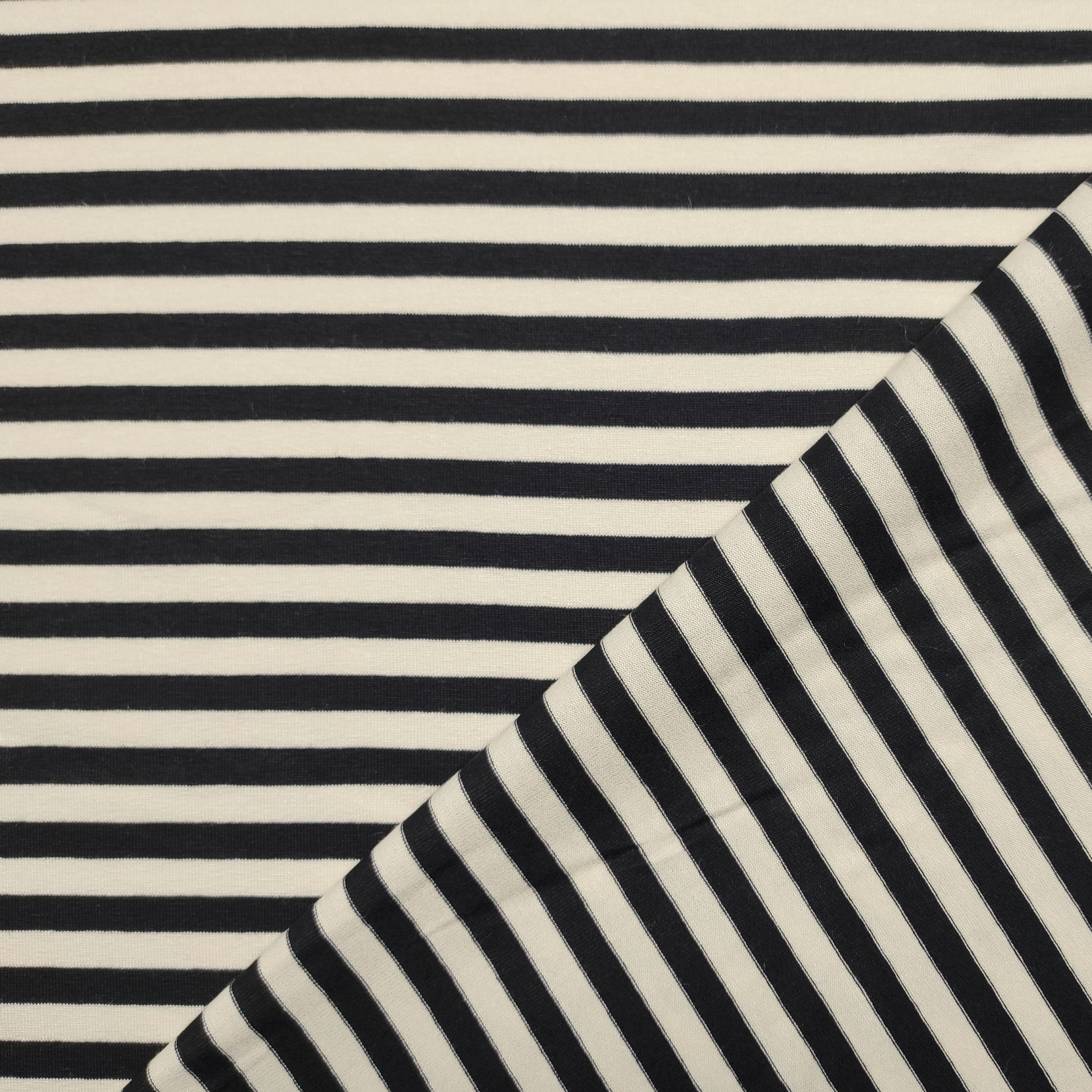 Bi-elastisches schwarz-creme gestreiftes Jersey