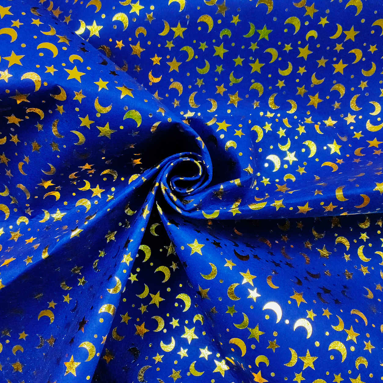 lavoretti-con-pannolenci-lune-e-stelle-oro-sfondo-blu