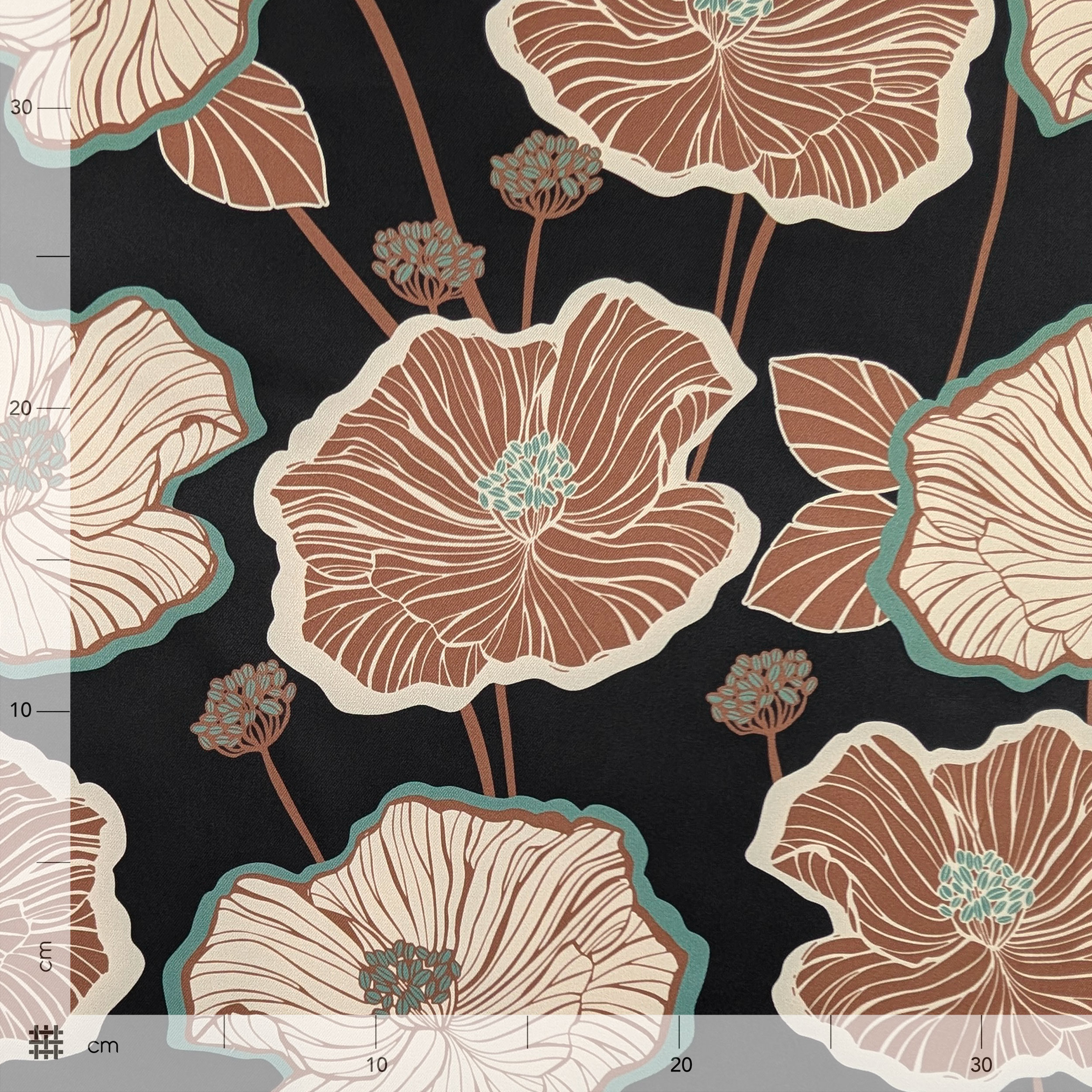 Rasettto mit braunen und cremefarbenen Blumen auf schwarzem Hintergrund Image