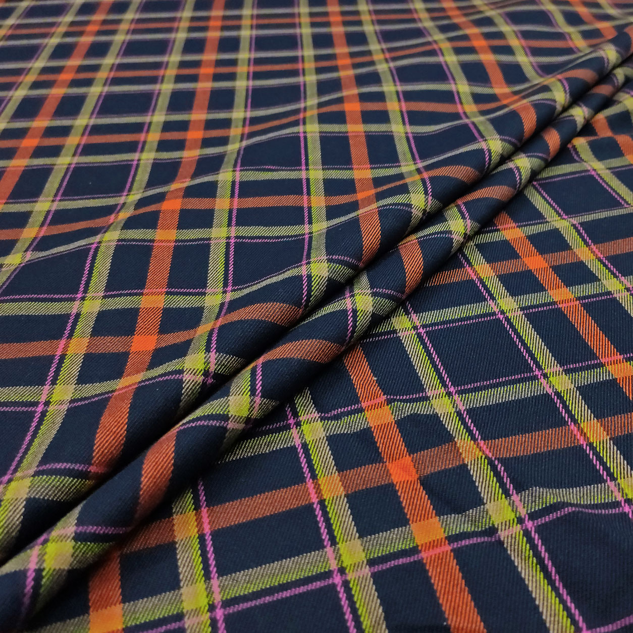 Tissu à carreaux orange, vert et bleu foncé Image
