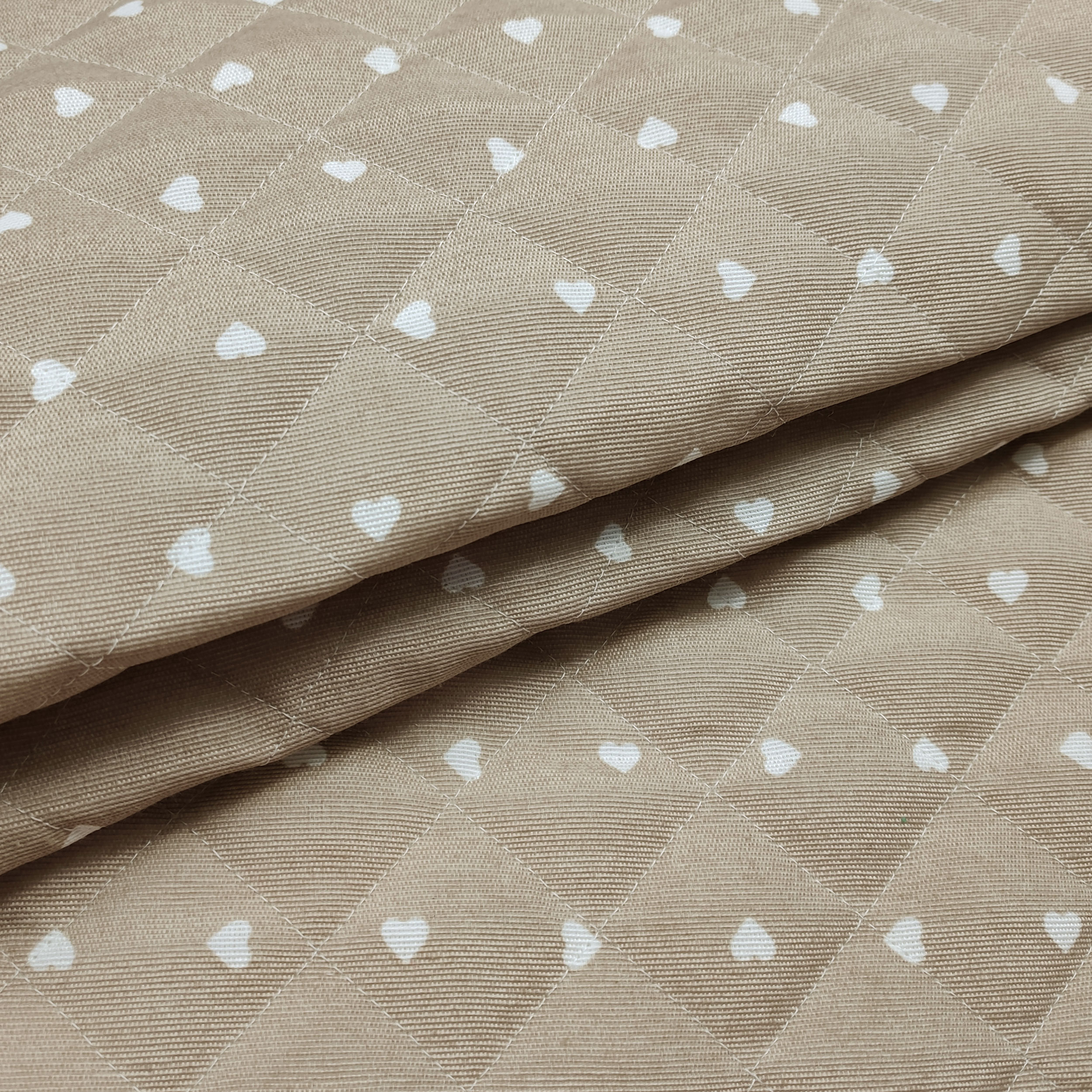 Tissu matelassé Cœurs blancs Fond beige Image