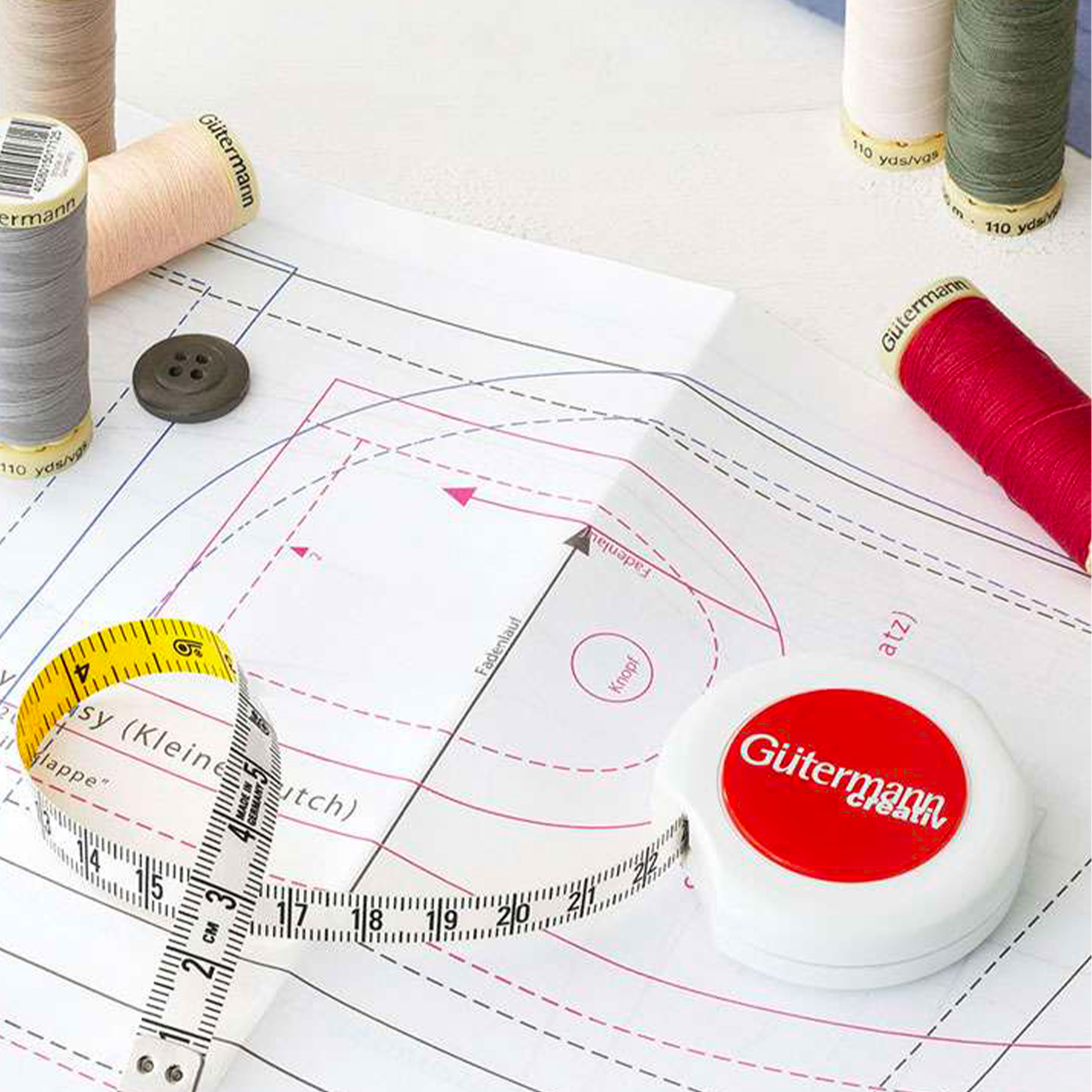 Gutermann Seamstick 8 bobinas 100 m con cinta métrica