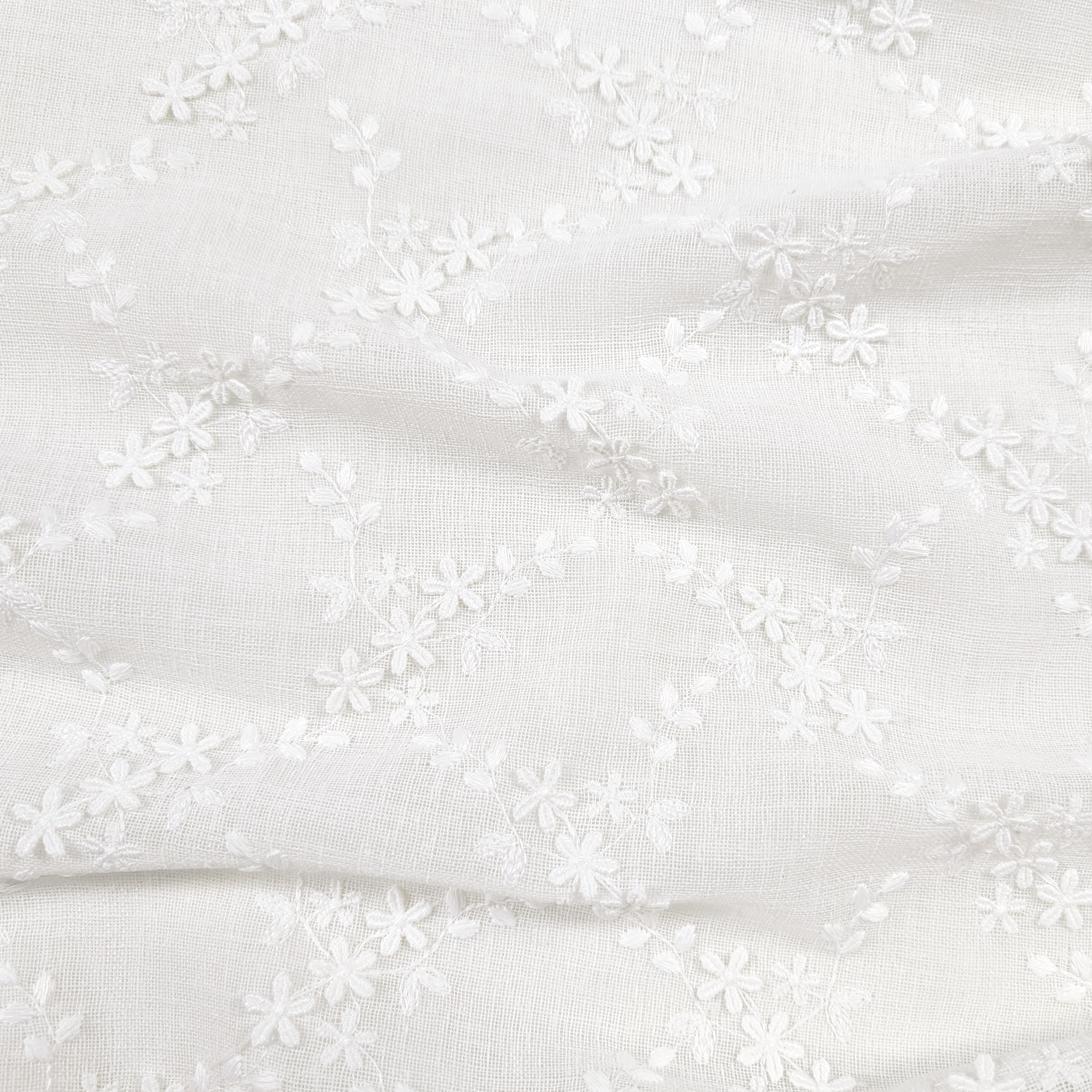 Scalloped Curtain Fabric Fiorellini White Image