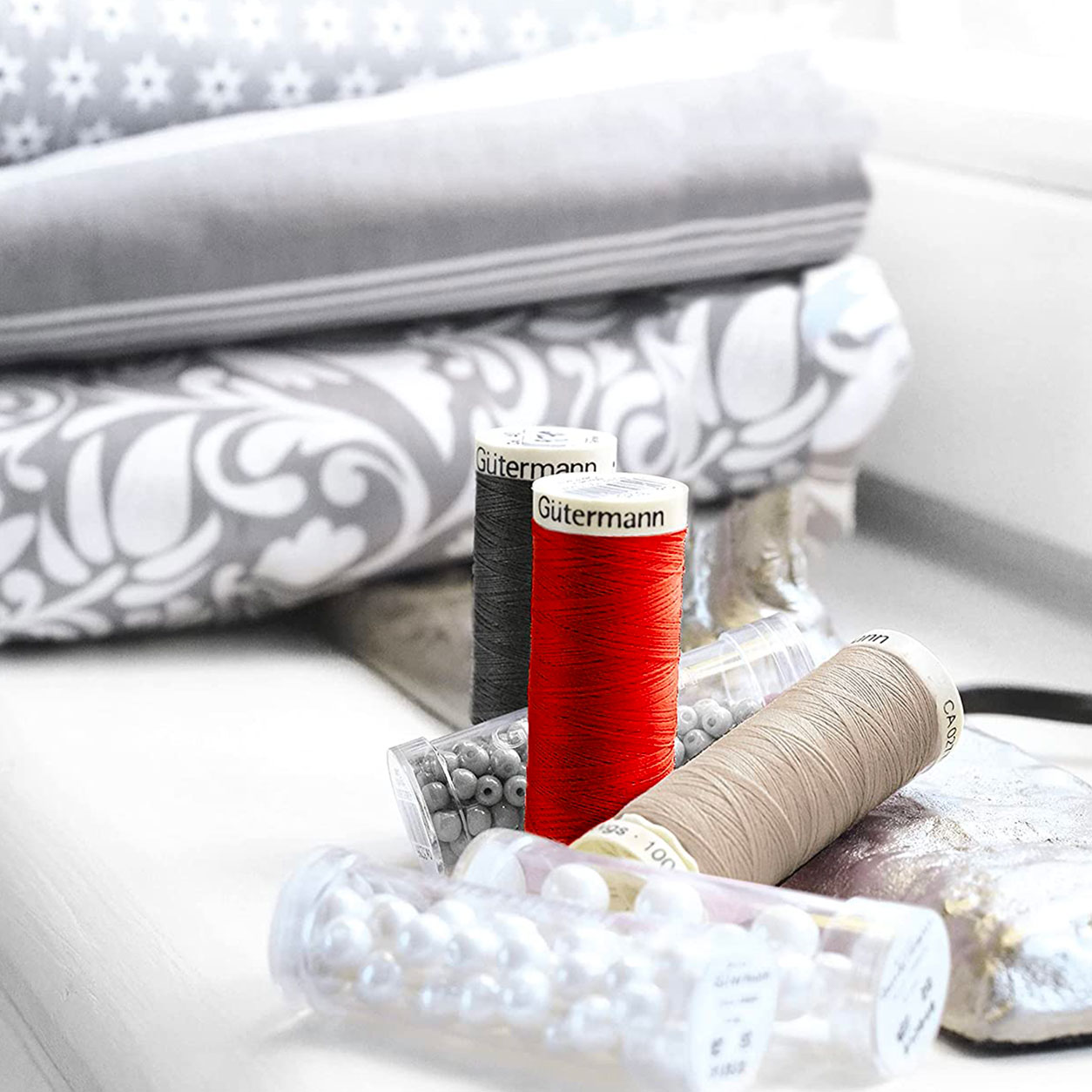Gutermann Cosedora 11 Bobinas con Regla y Grapadora