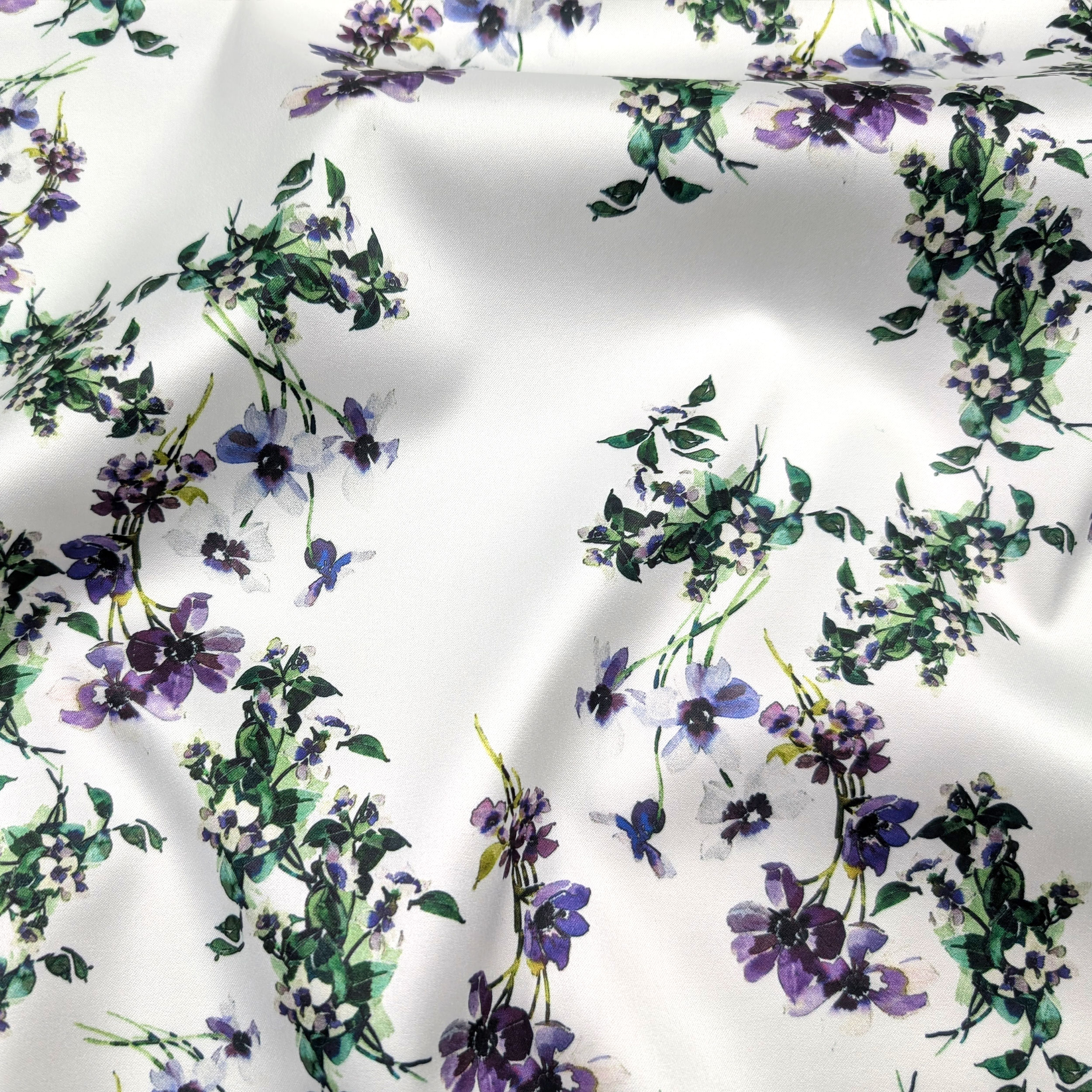 Satin élastique Fleurs lilas Fond blanc Image
