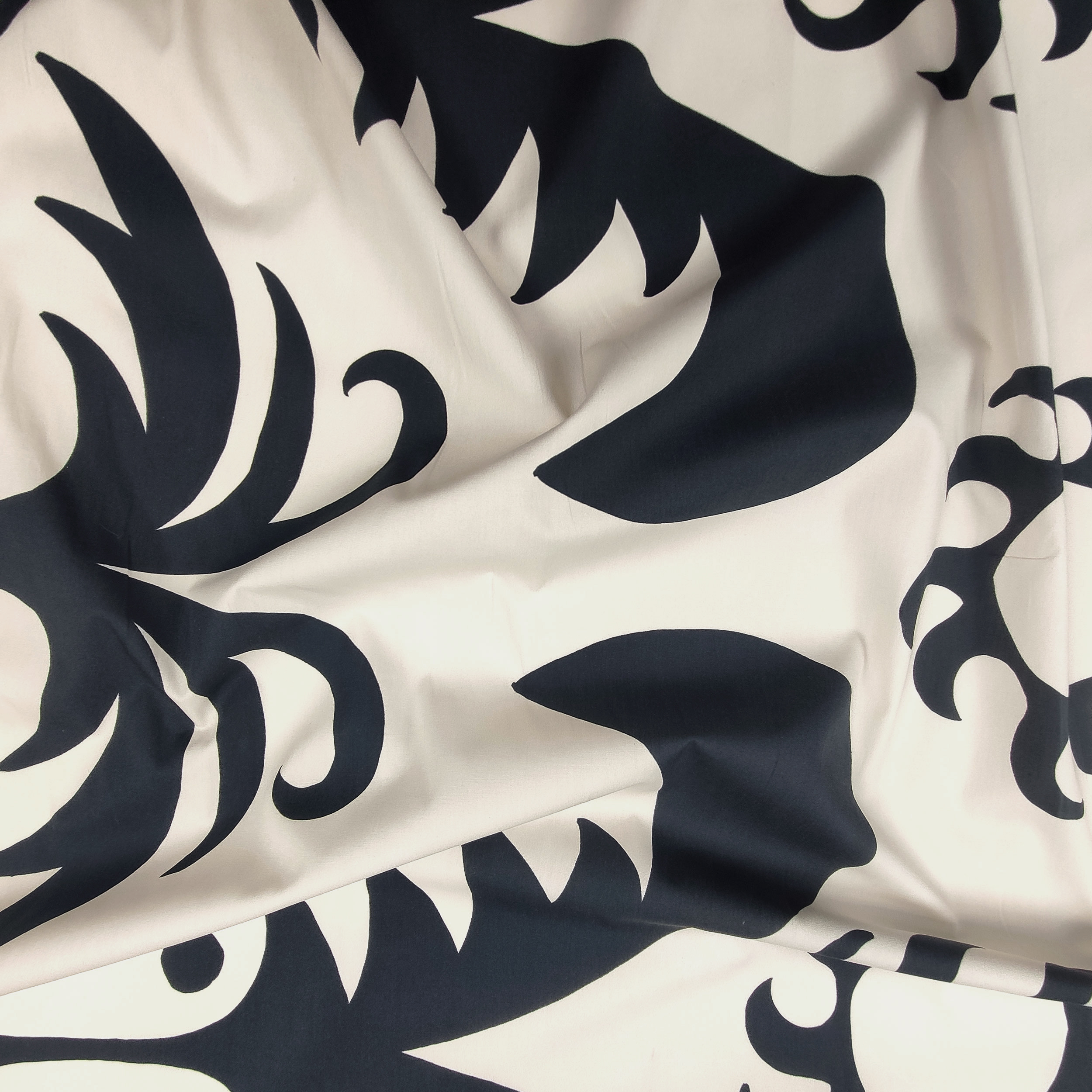 Satin de coton Fantaisie palmiers et soleils noir