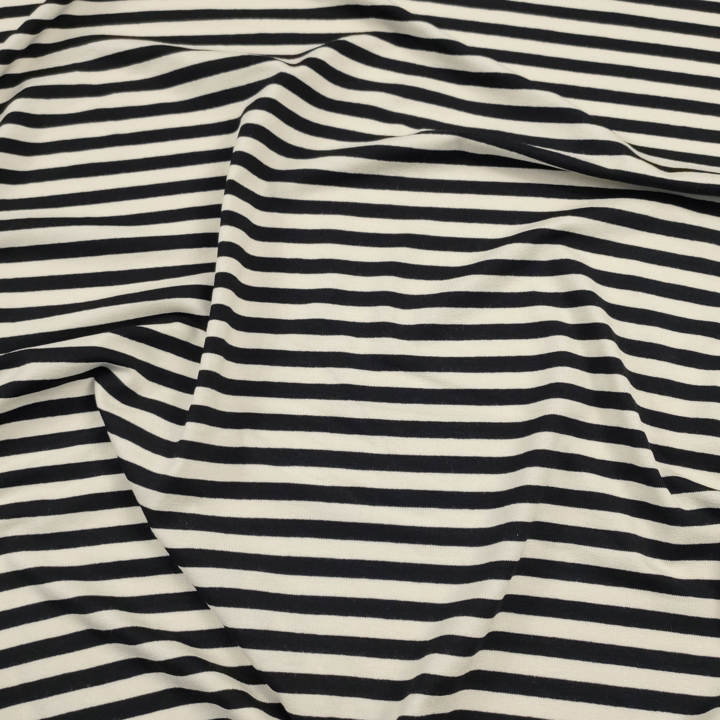 Bi-elastisches schwarz-creme gestreiftes Jersey