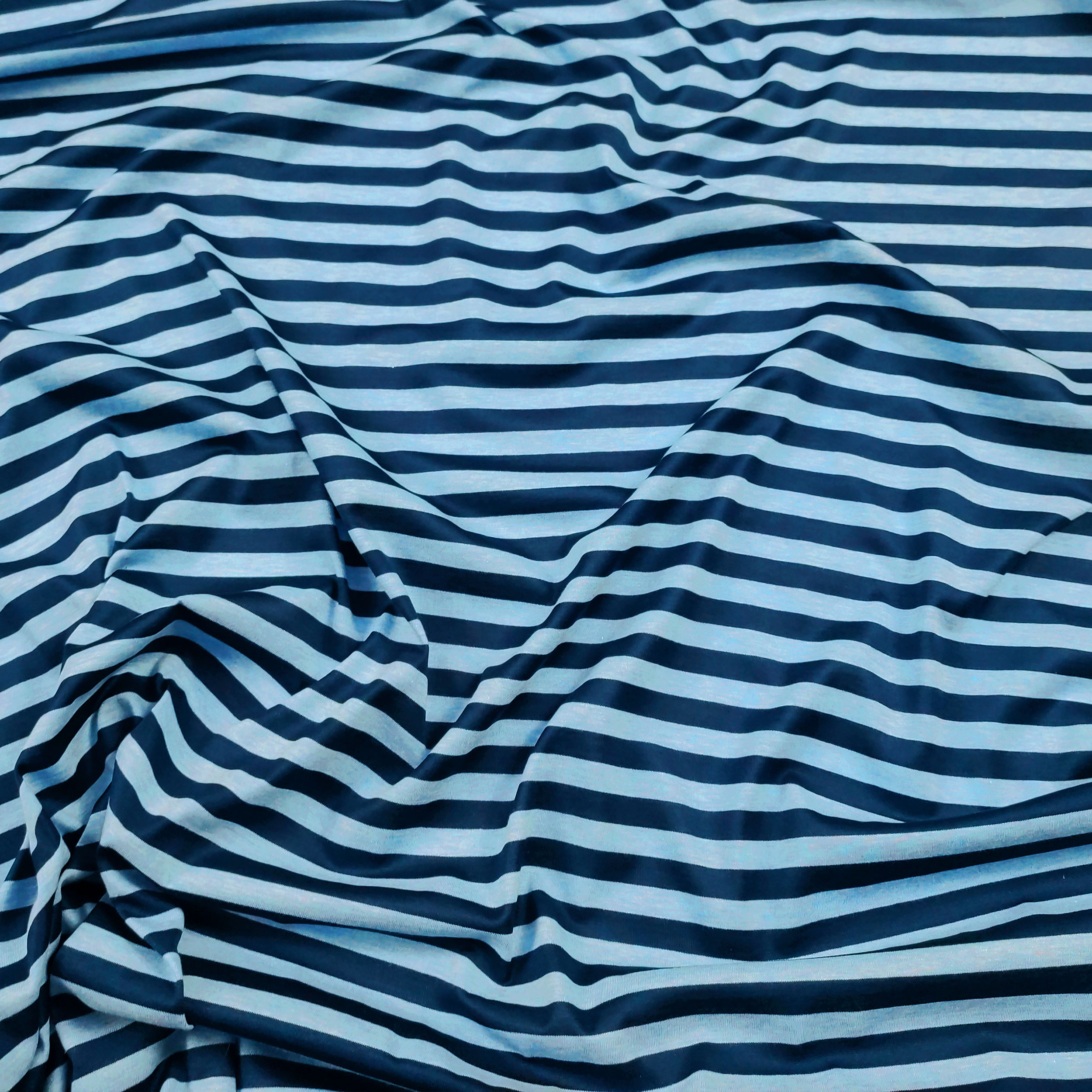 Blau und blau gestreifter Baumwolljersey