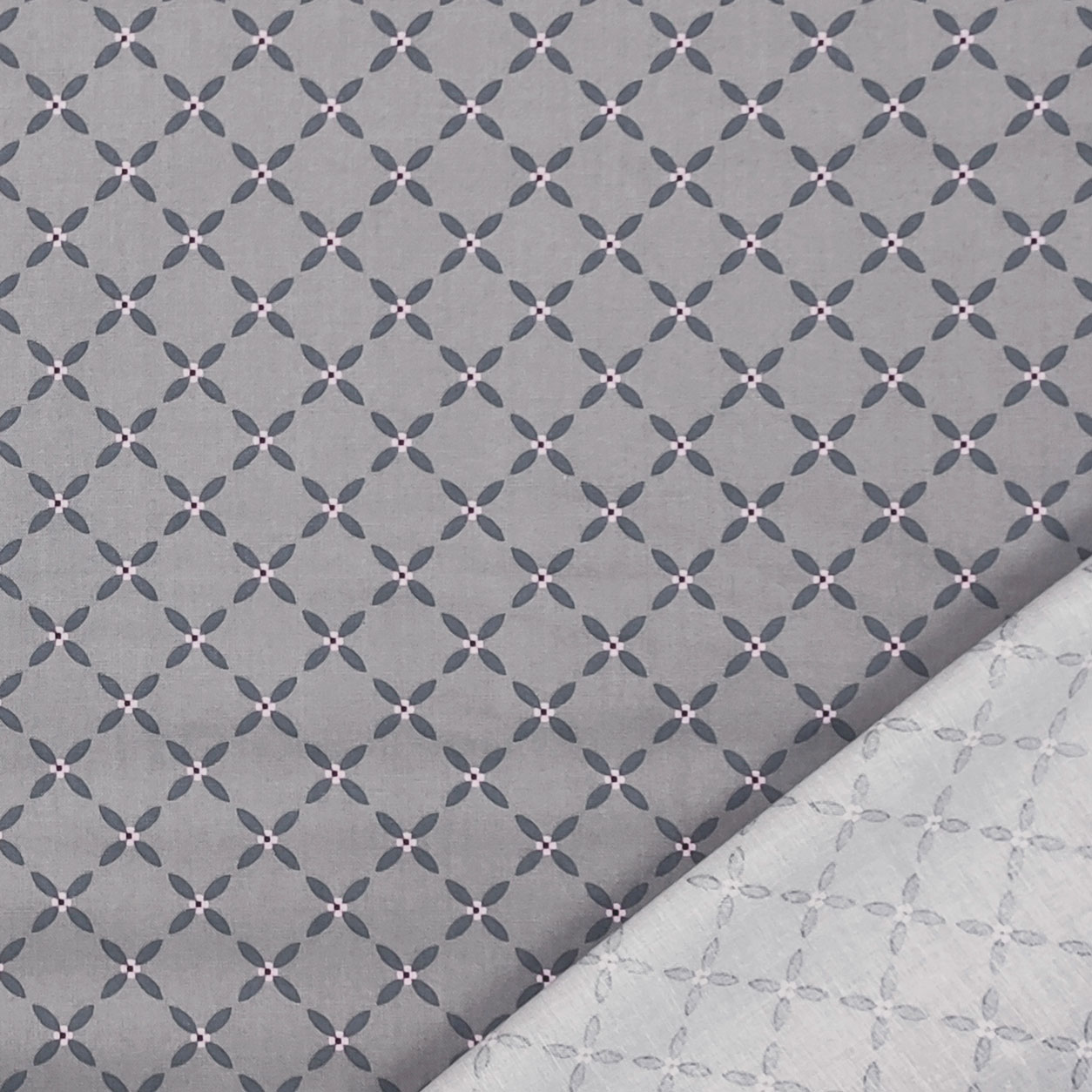 Stoff Gutermann Geometrisches Blumenmuster Grau