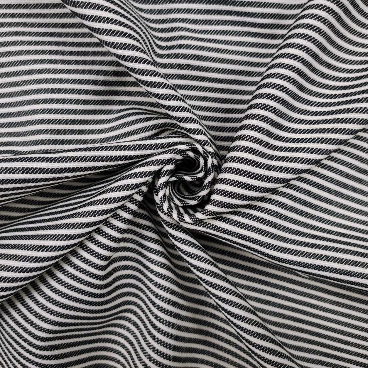 Schwarzer und weißer Jacquard-Stoff mit dünnen Streifen für die Einrichtung