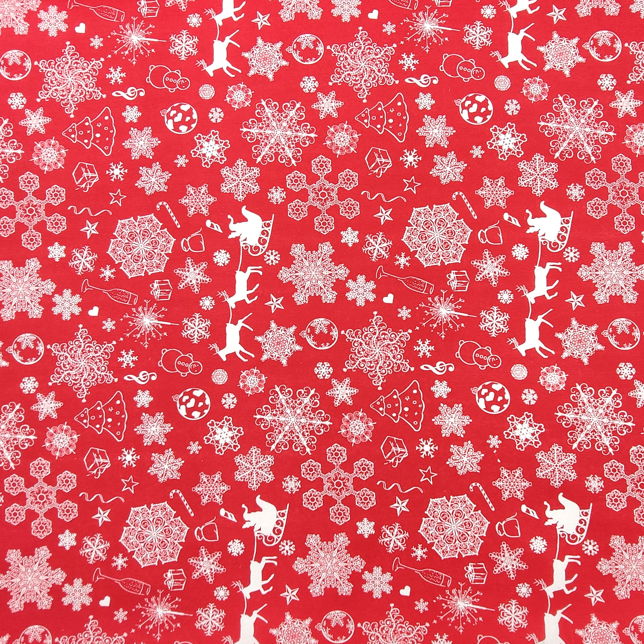 Tela roja de mezcla de algodón Astillas y copos de nieve Image