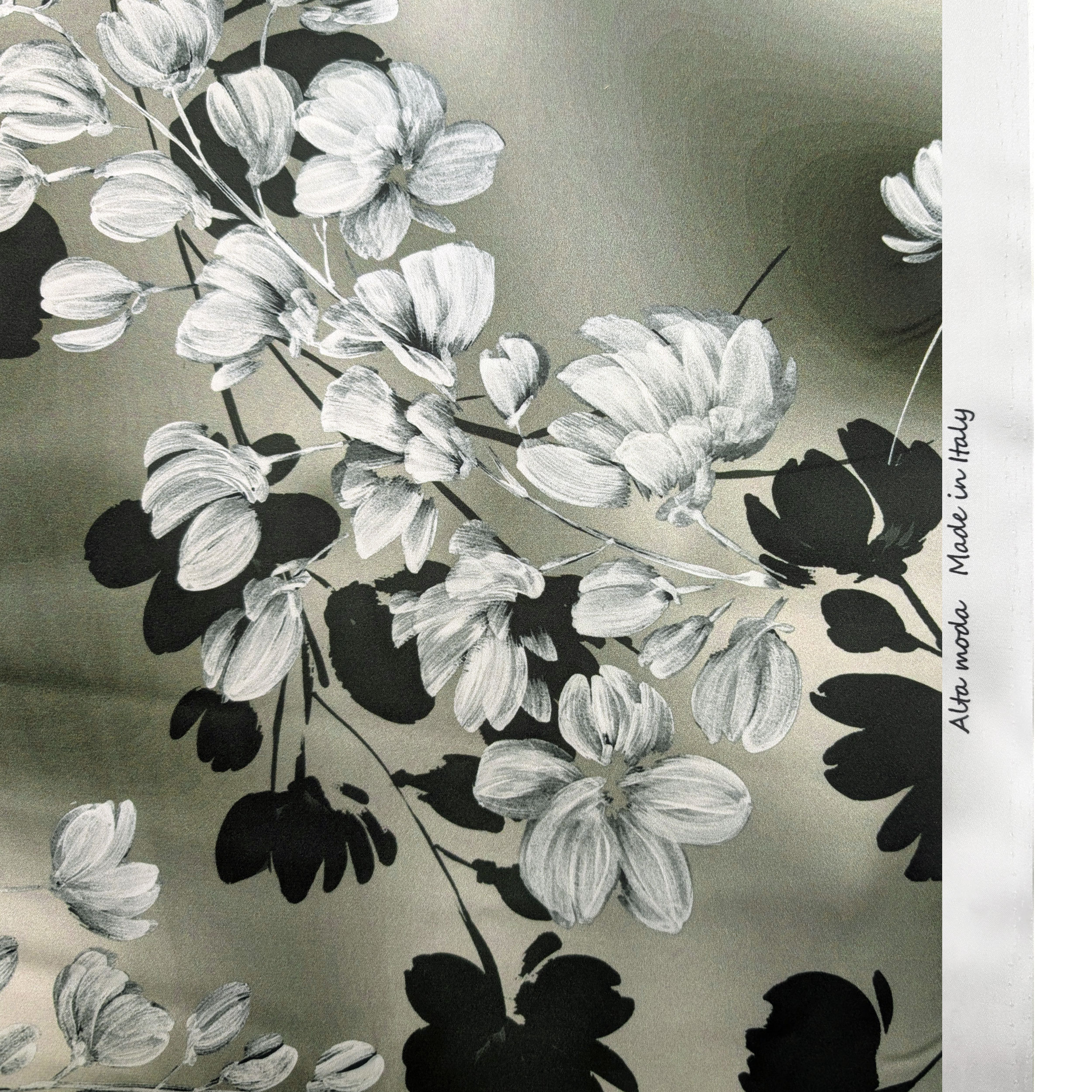 Ensemble de satin haute couture avec fleurs en arrière-plan vert olive Image