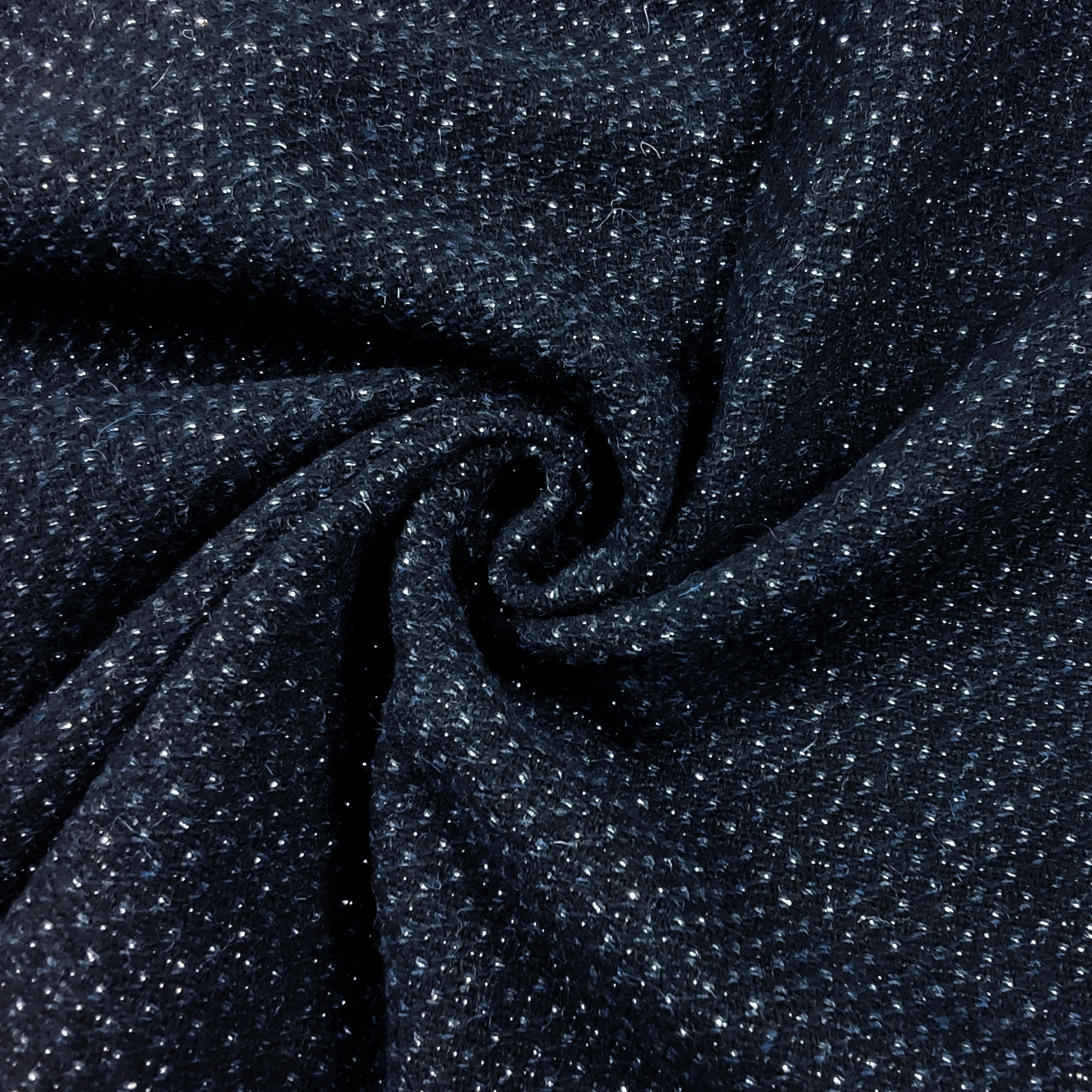 Blau gestrickter Scamp mit Lurex-Garnen